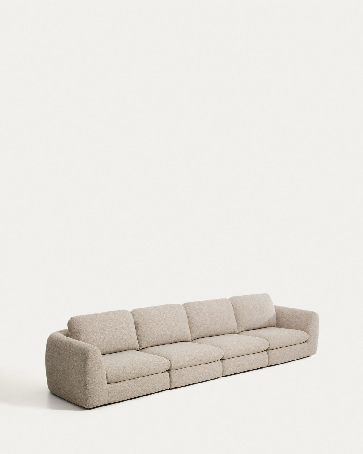 6-Sitzer Sofa Vera in Beige, 410 cm breit, mit gepolsterten Armlehnen, schwarzen Kunststoffbeinen und grobstrukturiertem Gewebebezug.