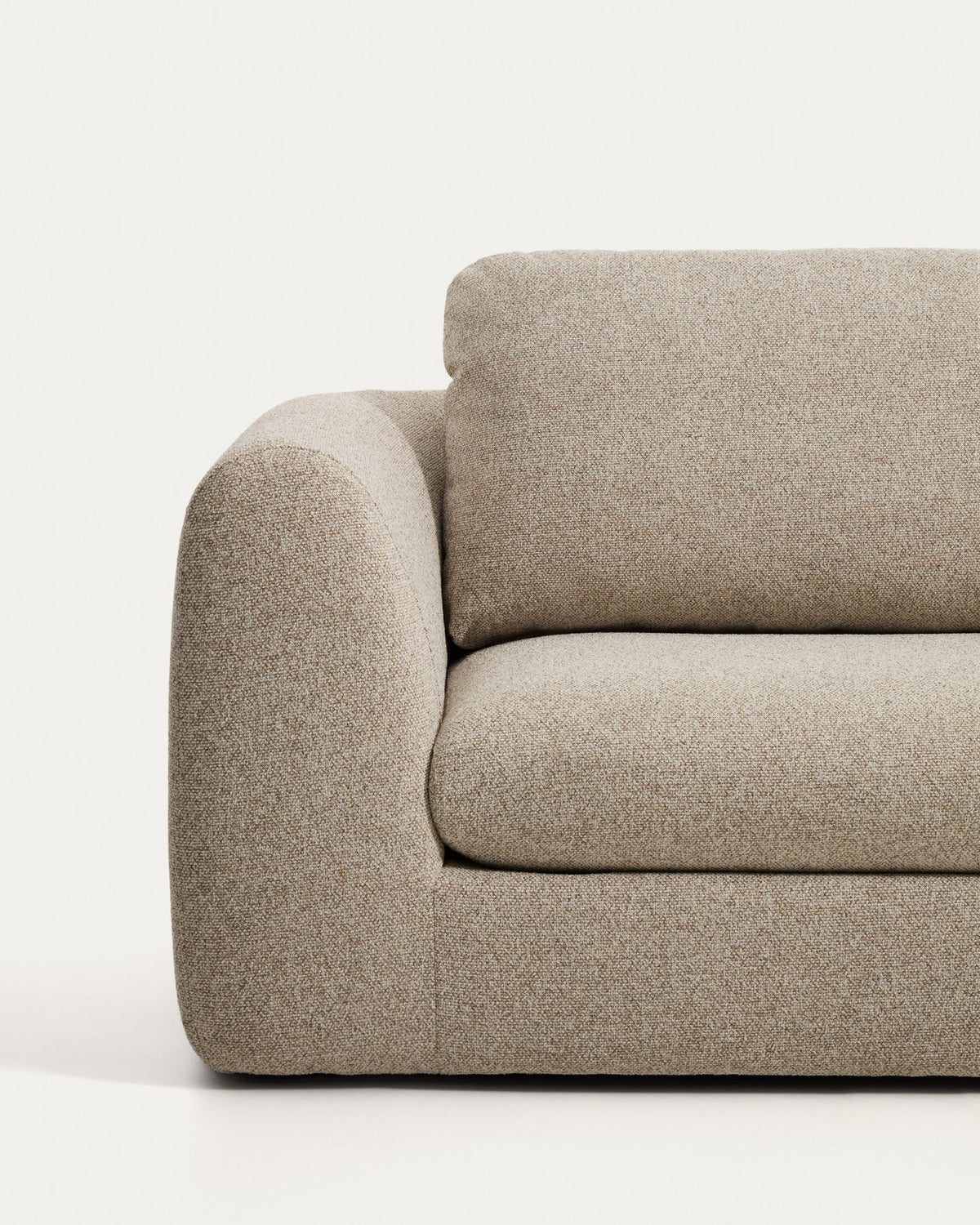 6-Sitzer Sofa Vera in Beige, 410 cm breit, mit gepolsterten Armlehnen, schwarzen Kunststoffbeinen und grobstrukturiertem Gewebebezug.
