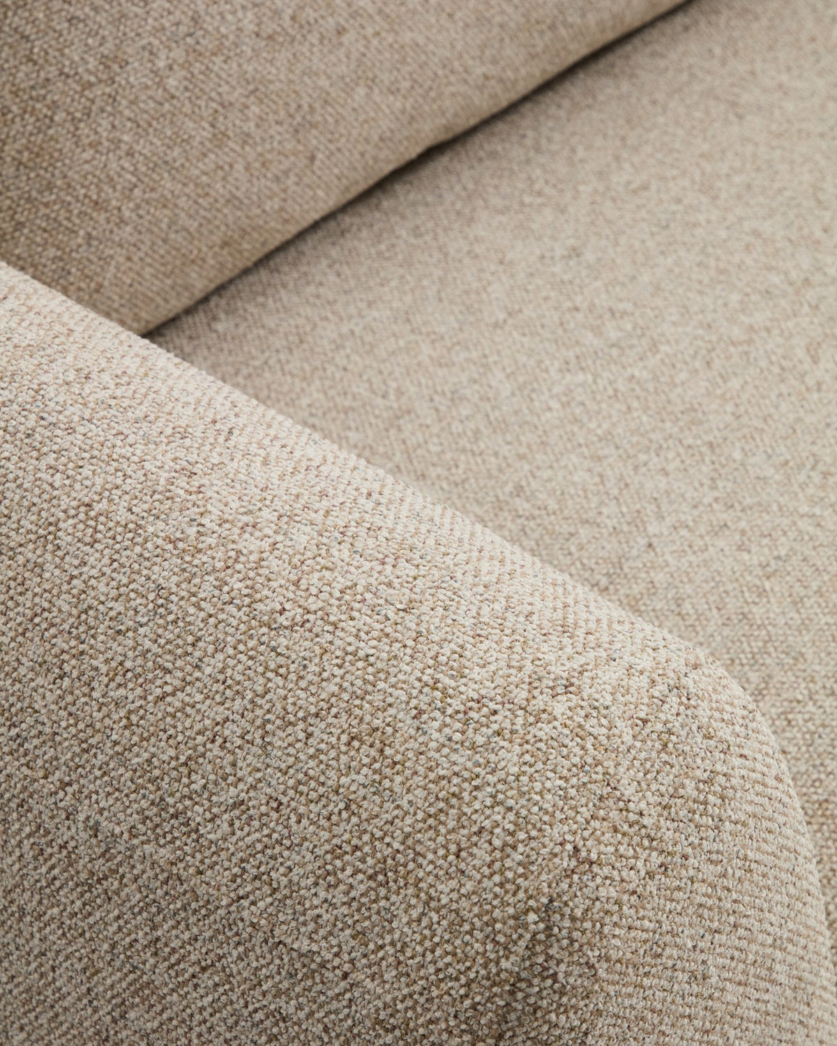 6-Sitzer Sofa Vera in Beige, 410 cm breit, mit gepolsterten Armlehnen, schwarzen Kunststoffbeinen und grobstrukturiertem Gewebebezug.