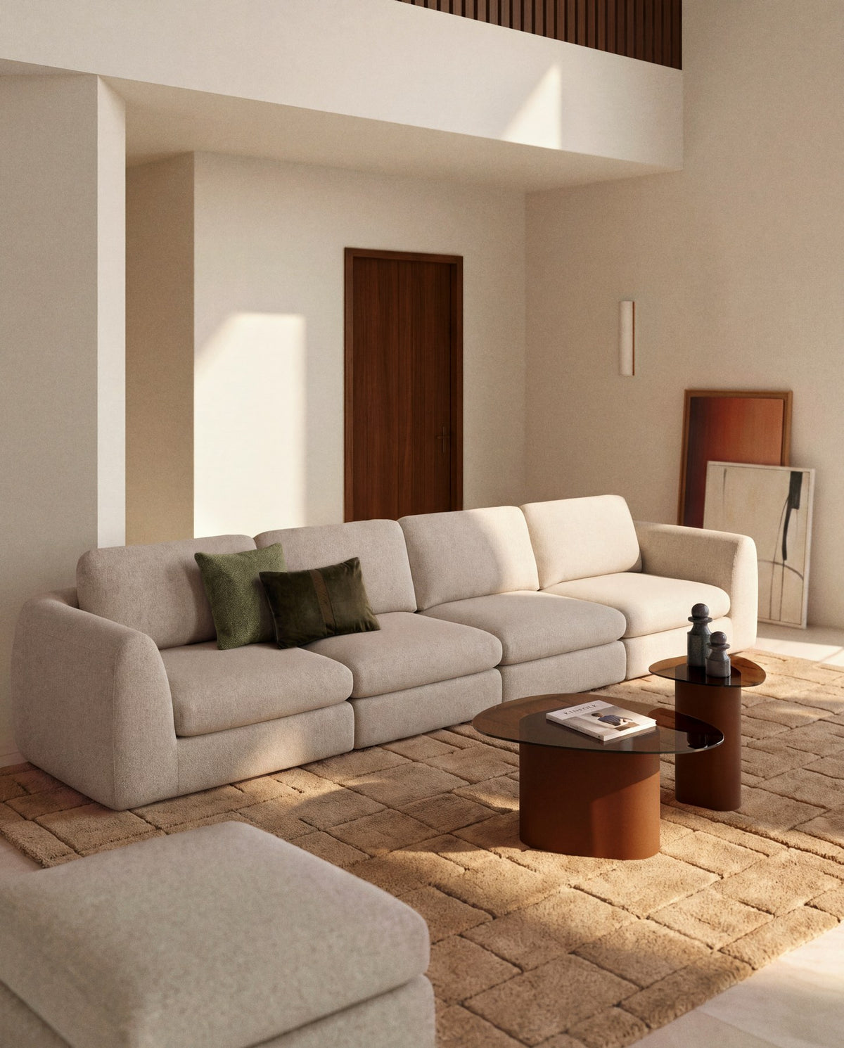 6-Sitzer Sofa Vera in Beige, 410 cm breit, mit gepolsterten Armlehnen, schwarzen Kunststoffbeinen und grobstrukturiertem Gewebebezug.