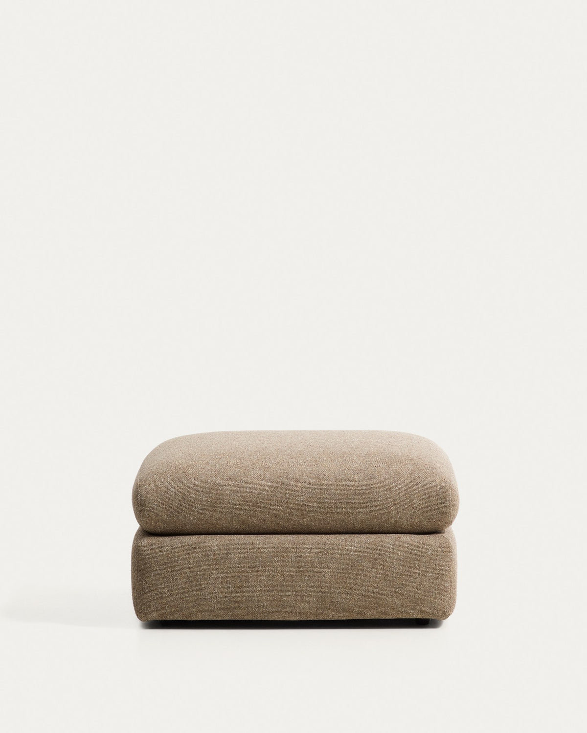 Fussablage Vera von Kave Home in Hellbraun, gepolsterter Pouf mit Taschenfedern, Kiefernholzstruktur und Gewebe-Bezug, quadratische Form 80x80 cm.