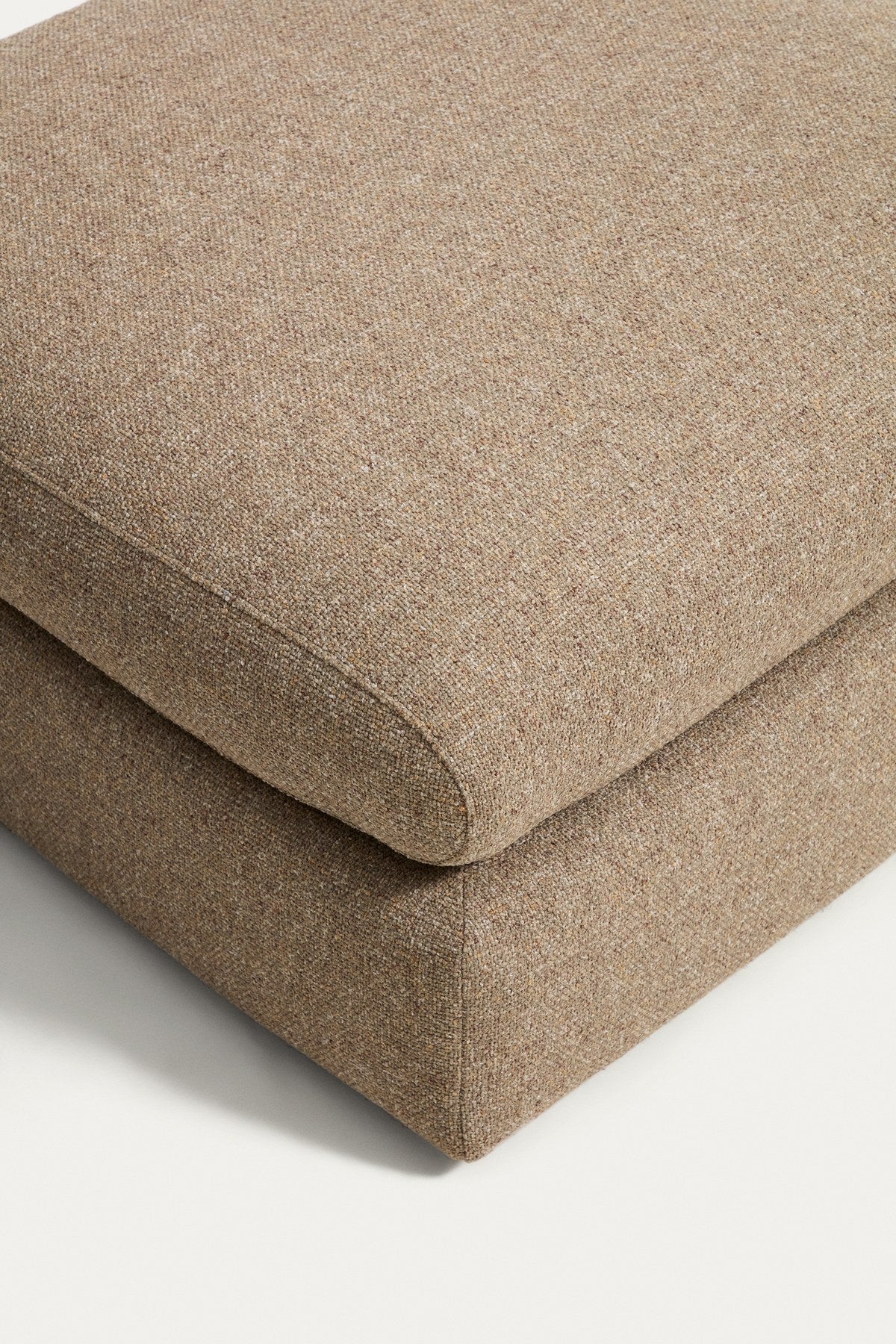 Fussablage Vera von Kave Home in Hellbraun, gepolsterter Pouf mit Taschenfedern, Kiefernholzstruktur und Gewebe-Bezug, quadratische Form 80x80 cm.