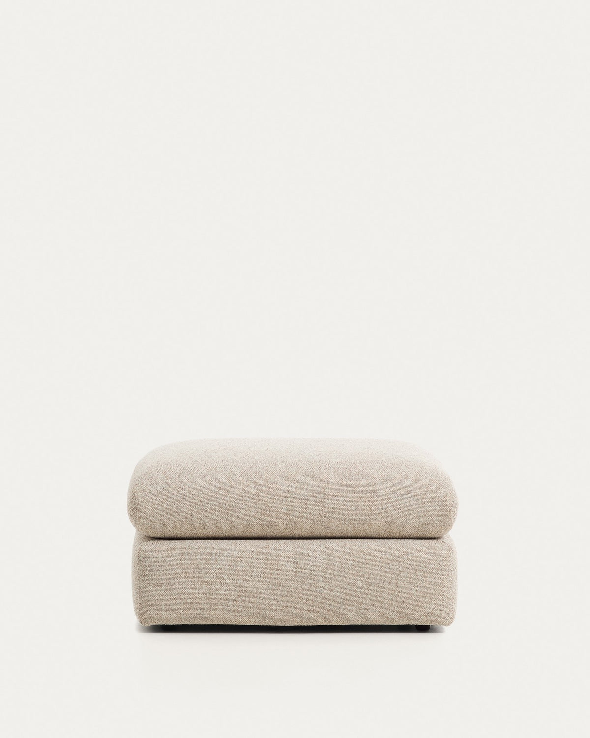 Beige gepolsterte Fussablage Vera von Kave Home, quadratische Form 80 x 80 cm, mit schwarzen Beinen aus Polypropylen und texturiertem Bezug.