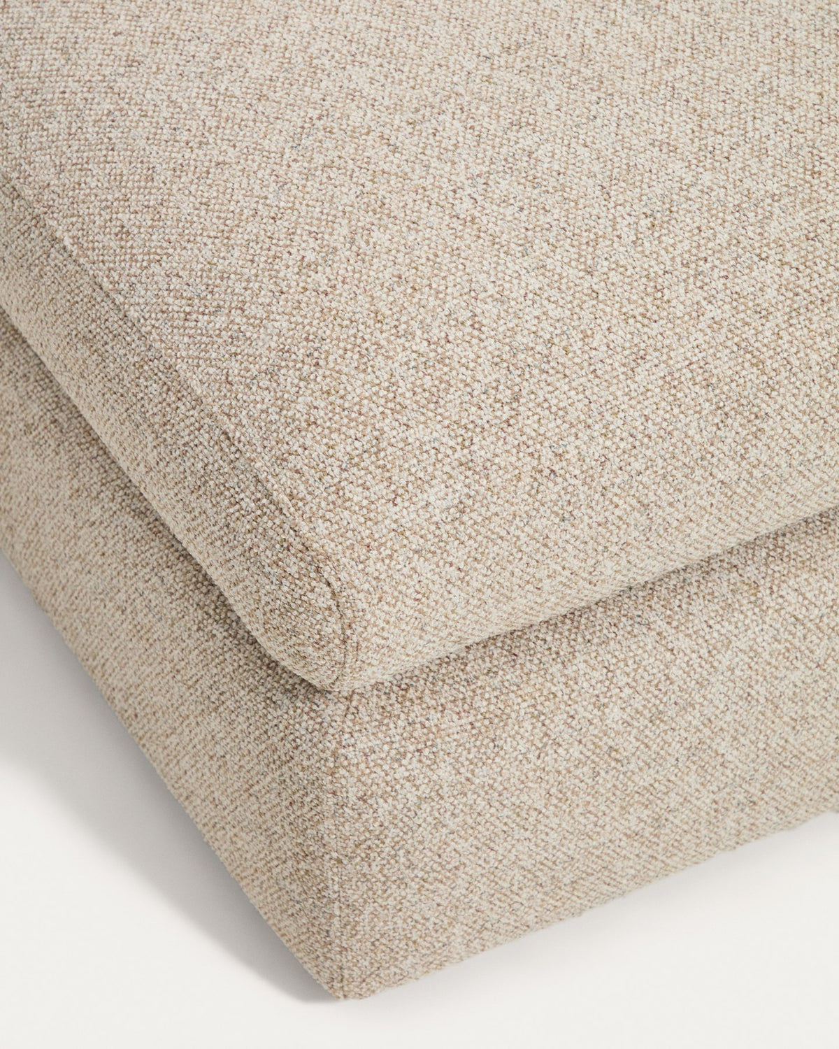 Beige gepolsterte Fussablage Vera von Kave Home, quadratische Form 80 x 80 cm, mit schwarzen Beinen aus Polypropylen und texturiertem Bezug.