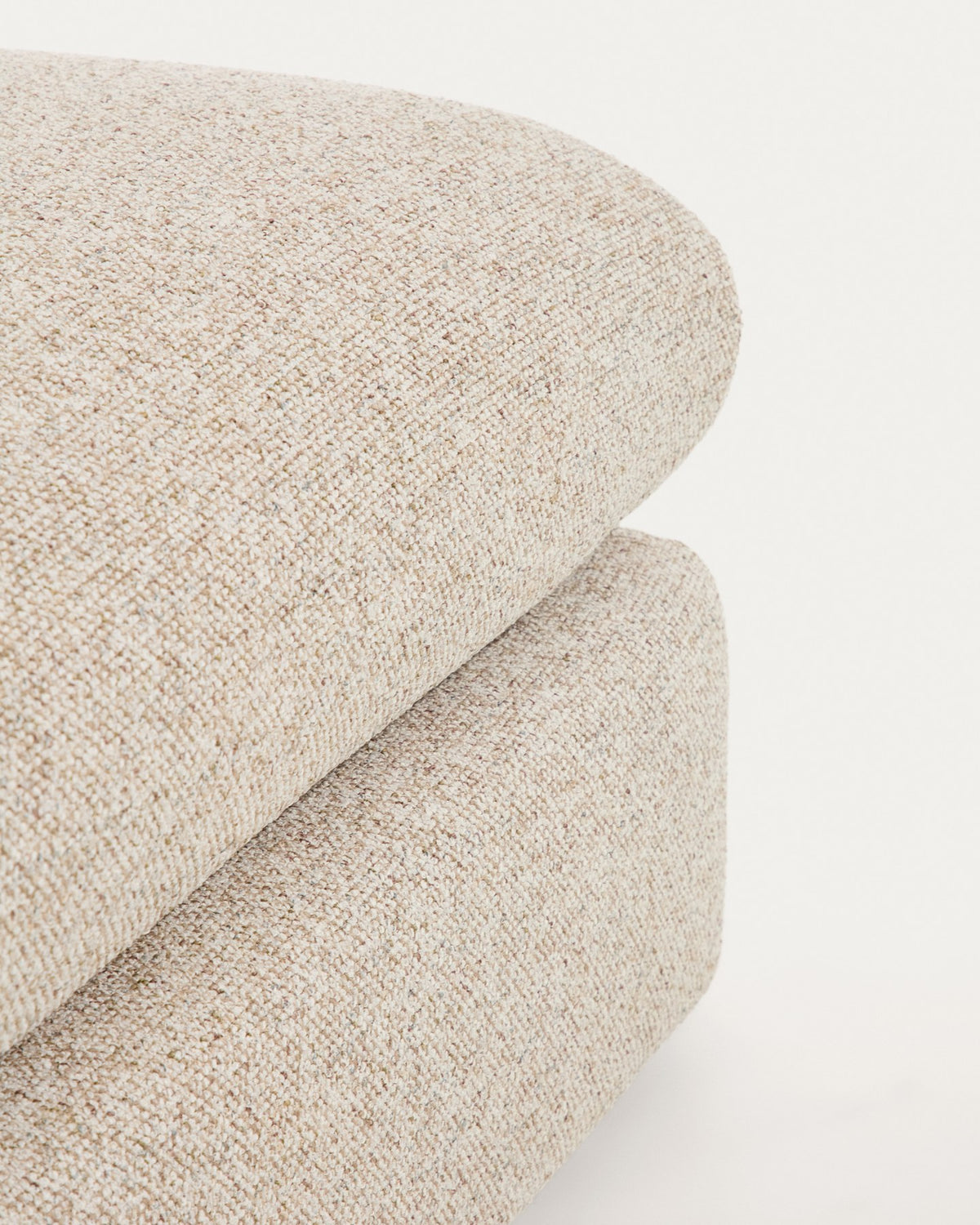 Beige gepolsterte Fussablage Vera von Kave Home, quadratische Form 80 x 80 cm, mit schwarzen Beinen aus Polypropylen und texturiertem Bezug.