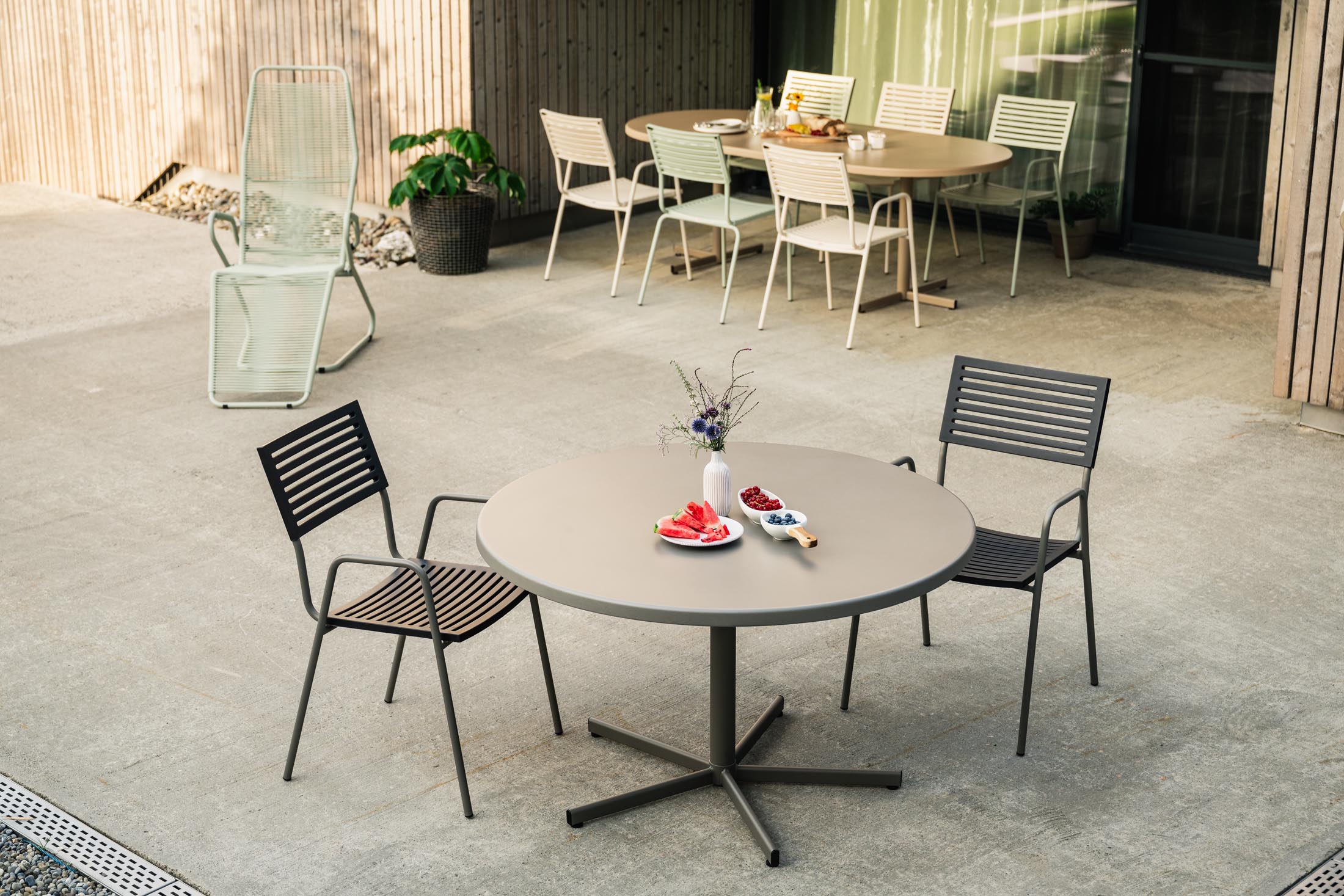 Bodensee Glasfaser-Gartentisch ø120 klappbar in Graphit präsentiert im Onlineshop von KAQTU Design AG. Gartentisch ist von Schaffner