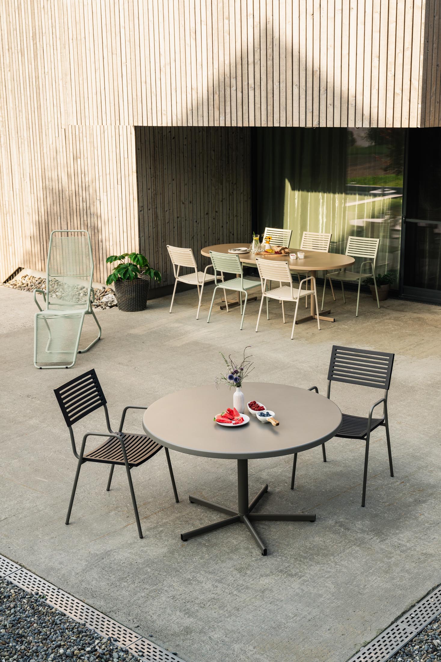 Bodensee Glasfaser-Gartentisch ø120 klappbar in Graphit präsentiert im Onlineshop von KAQTU Design AG. Gartentisch ist von Schaffner