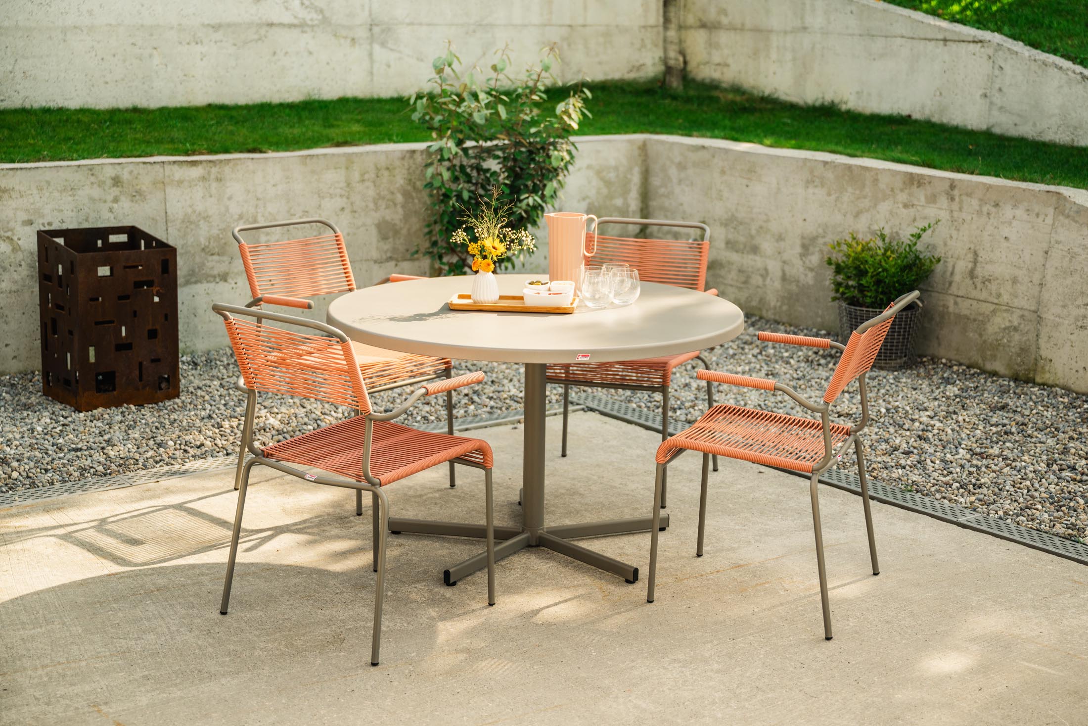 Eleganter, wetterfester Bodensee Glasfaser-Gartentisch ø120cm, klappbar, robust, UV-beständig, leicht zu pflegen, made in Switzerland, ideal für Garten & Terrasse.