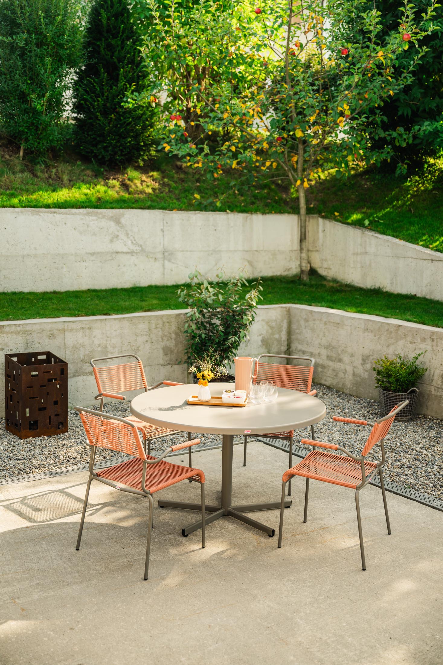 Bodensee Glasfaser-Gartentisch ø120 klappbar in Graphit präsentiert im Onlineshop von KAQTU Design AG. Gartentisch ist von Schaffner