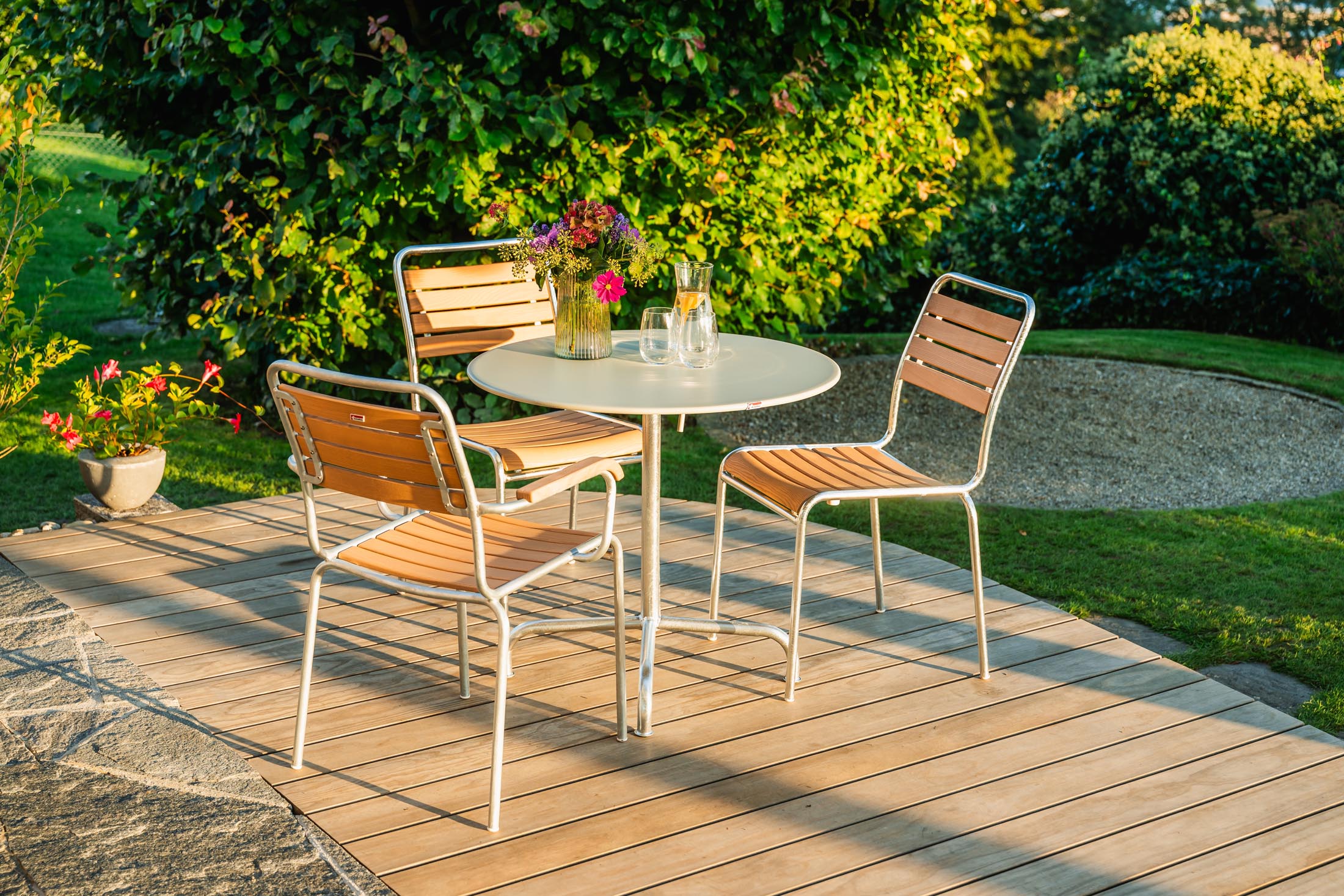 Eleganter, klappbarer Rigi Metall-Gartentisch ø90 aus wetterfestem, rostfreiem Stahl, Schweizer Design, langlebig, ideal für Garten, Terrasse oder Balkon.