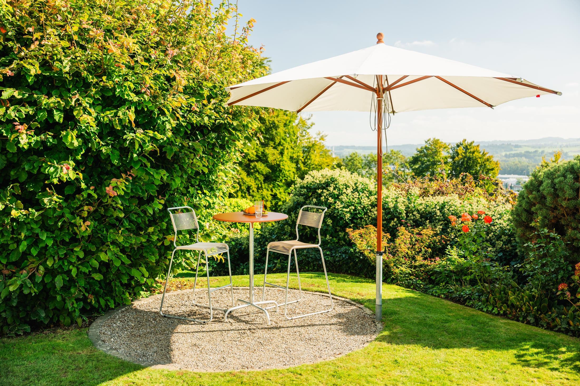 Rigi Metall-Stehtisch Outdoor ø80 / 110 klappbar  in Buchsbaumgelb präsentiert im Onlineshop von KAQTU Design AG. Hochtisch Outdoor ist von Schaffner