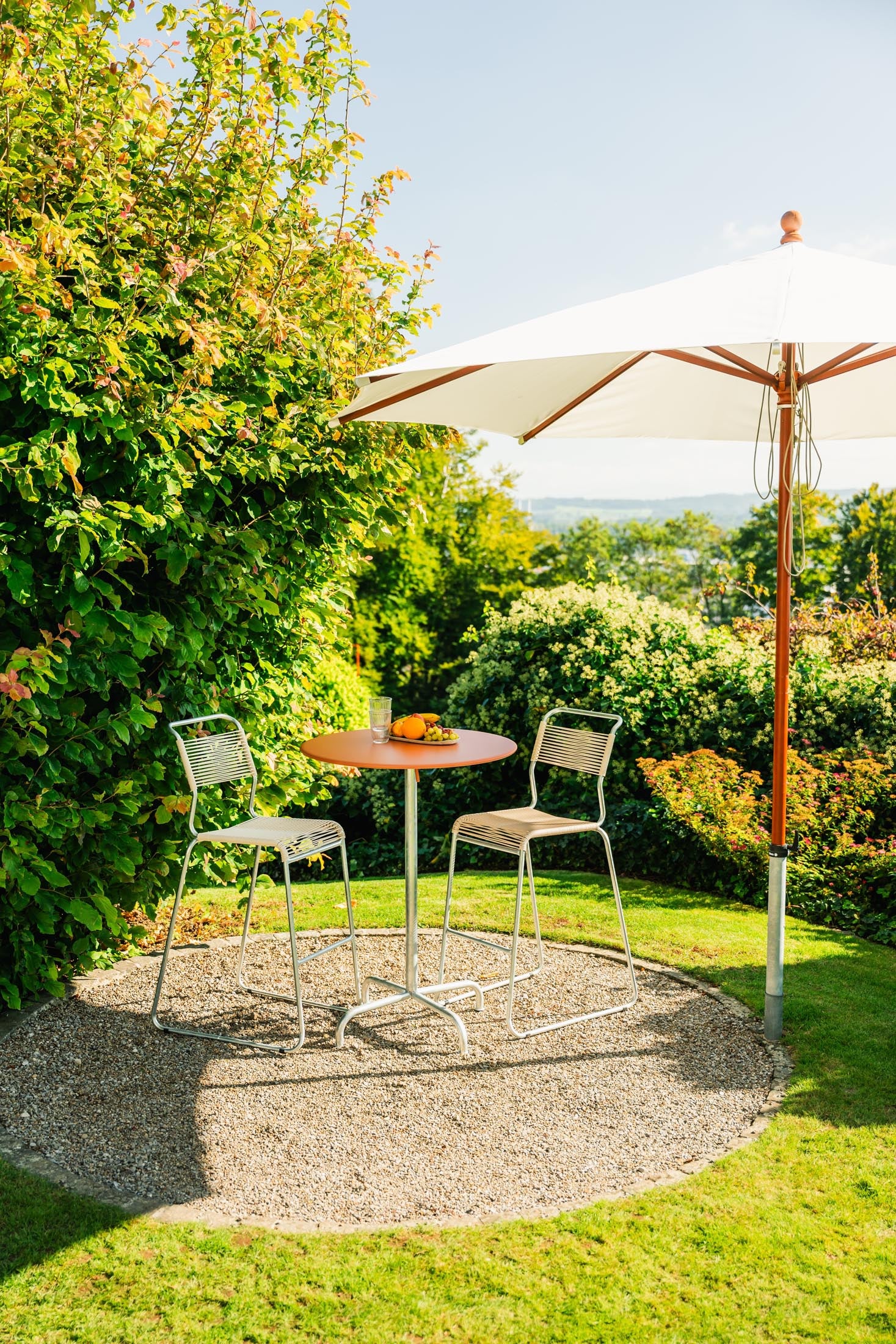 Rigi Metall-Stehtisch Outdoor ø80 / 110 klappbar  in Buchsbaumgelb präsentiert im Onlineshop von KAQTU Design AG. Hochtisch Outdoor ist von Schaffner