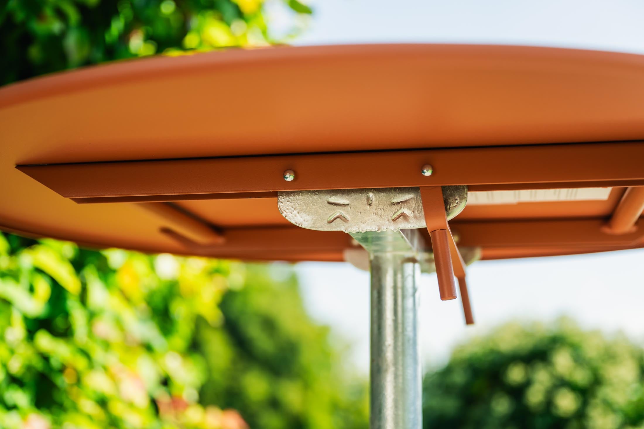 Rigi Metall-Stehtisch Outdoor ø80 / 110 klappbar  in Buchsbaumgelb präsentiert im Onlineshop von KAQTU Design AG. Hochtisch Outdoor ist von Schaffner