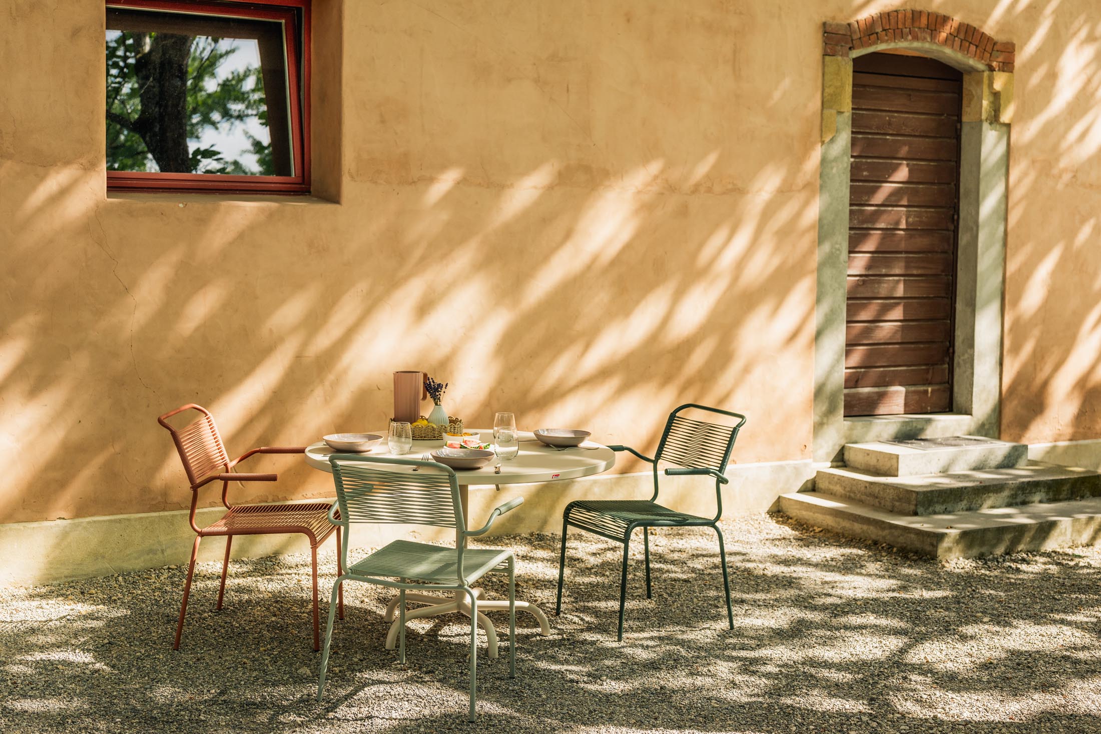 Säntis Metall-Gartentisch ø117 klappbar in Rot präsentiert im Onlineshop von KAQTU Design AG. Gartentisch ist von Schaffner