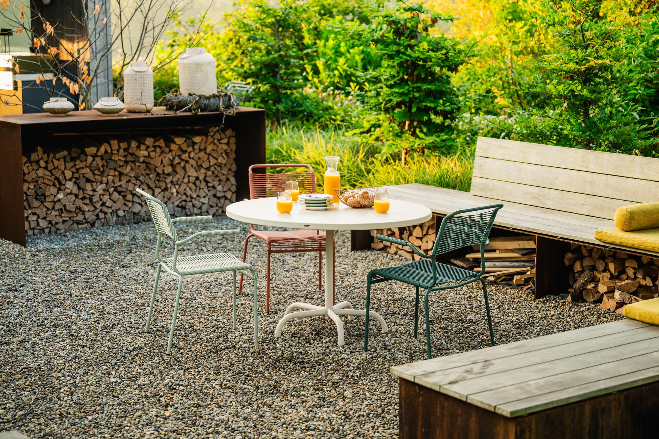 Robuster, klappbarer Säntis Metall-Gartentisch ø117 aus wetterfestem Stahl, leicht zu lagern, stilvoll, langlebig und ideal für Garten, Balkon oder Terrasse.