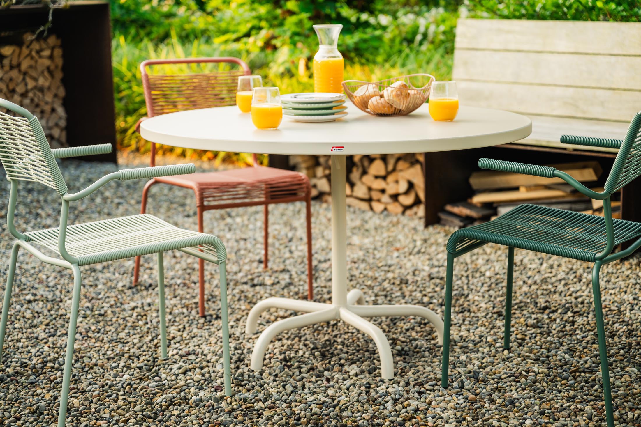 Hochwertiger, wetterfester Säntis Metall-Gartentisch ø117, klappbar, robust, leicht zu lagern und perfekt für Garten, Balkon oder Terrasse.
