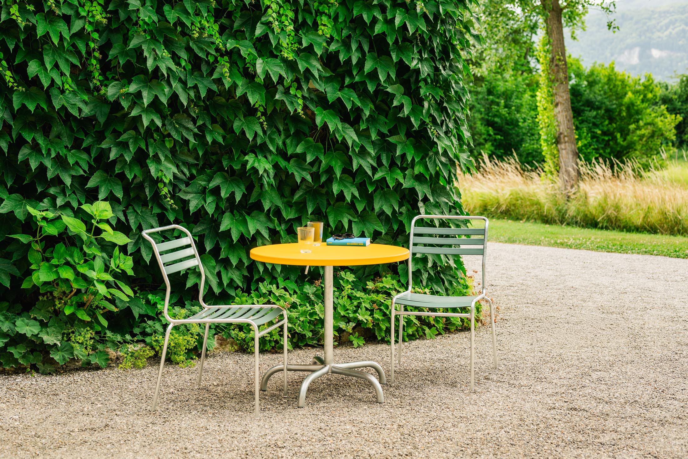 Säntis Metall-Gartentisch ø72 klappbar in Ahornrot präsentiert im Onlineshop von KAQTU Design AG. Gartentisch ist von Schaffner