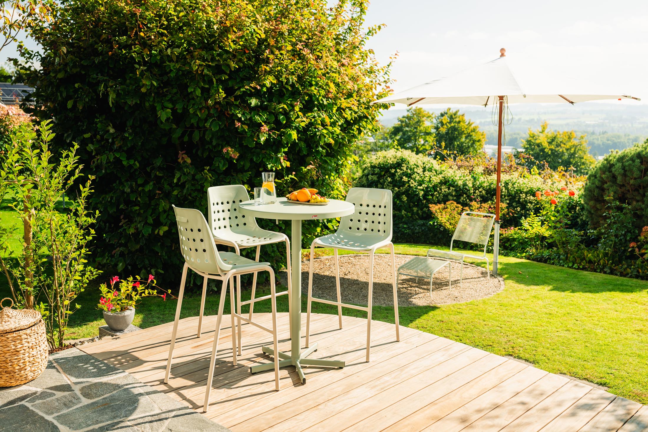 Robuster, wetterfester Bodensee Glasfaser-Stehtisch ø75/110cm, klappbar, langlebig, Swiss Made, ideal für Garten, Terrasse und Outdoor-Events.