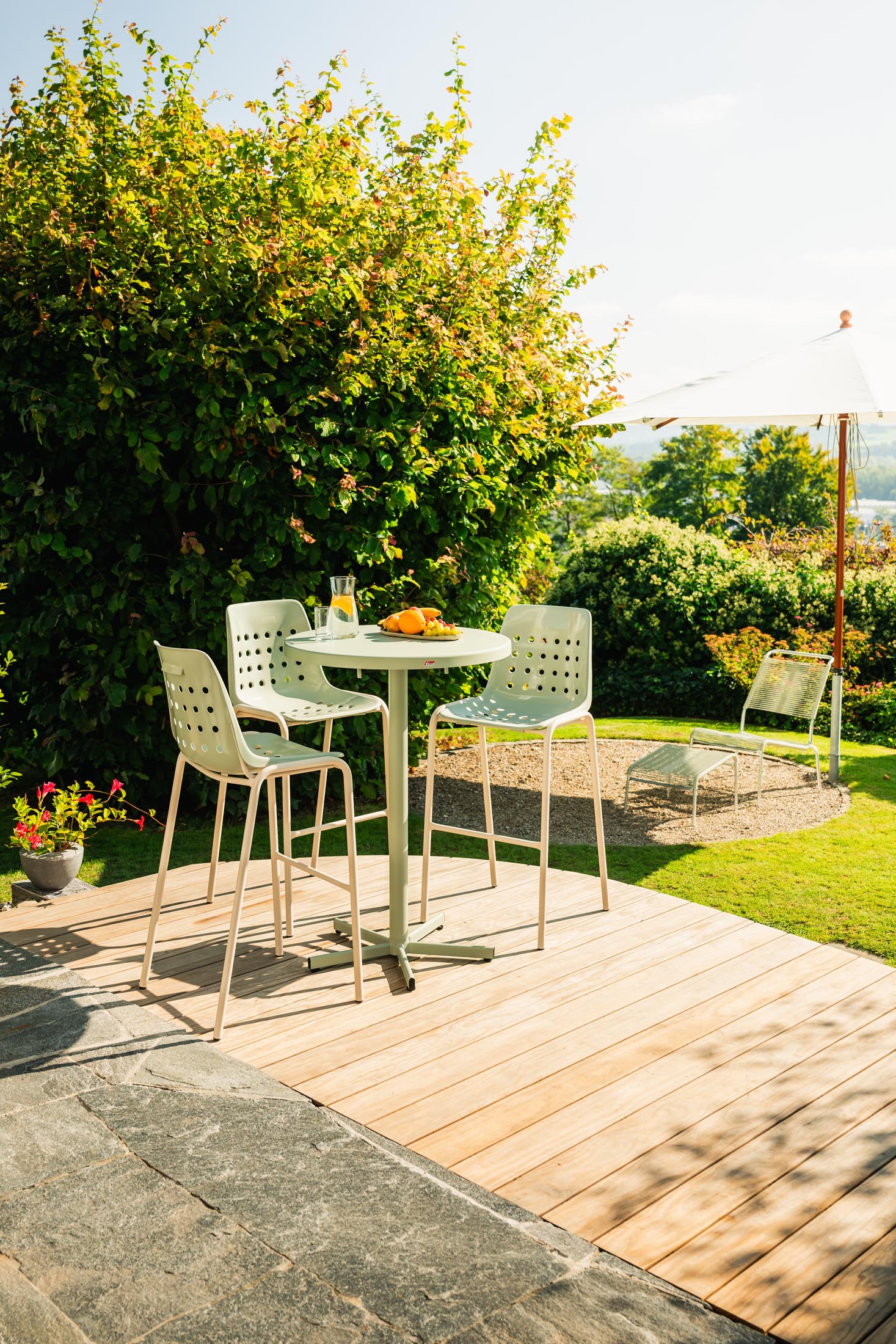 Robuster, wetterfester Bodensee Glasfaser-Stehtisch ø75/110cm, klappbar, UV-beständig, leicht zu pflegen, ideal für Garten, Terrasse und Outdoor-Events.