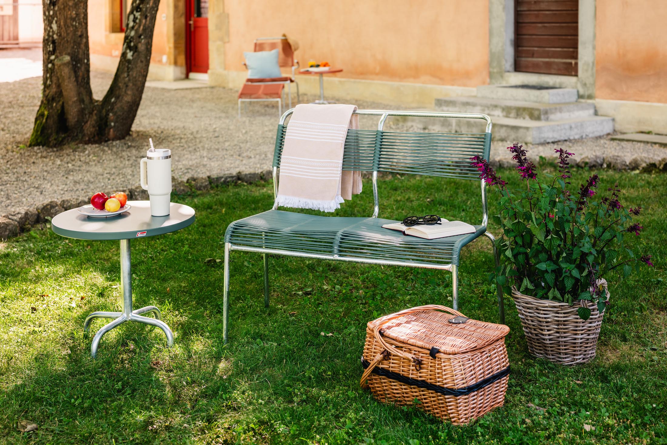 Säntis Metall-Beistelltisch Outdoor ø54 / 50 in Kaliblau präsentiert im Onlineshop von KAQTU Design AG. Beistelltisch Outdoor ist von Schaffner