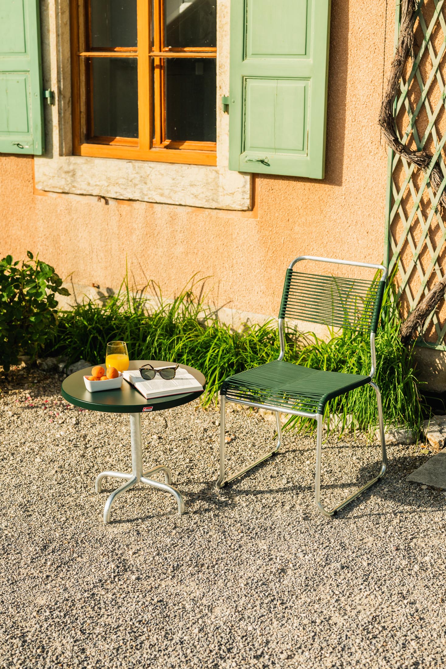 Säntis Metall-Beistelltisch Outdoor ø54 / 50 in Tannengrün präsentiert im Onlineshop von KAQTU Design AG. Beistelltisch Outdoor ist von Schaffner