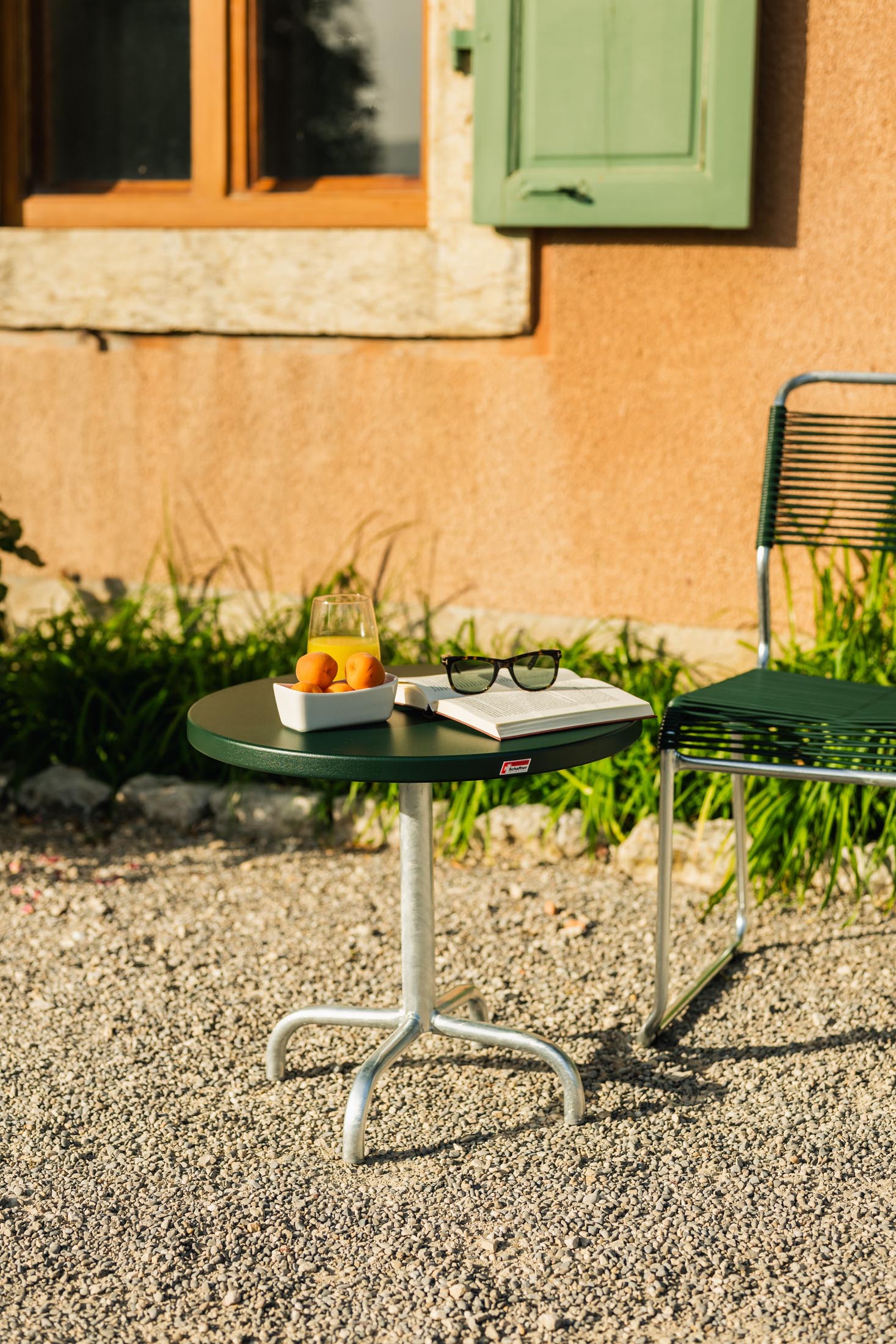Säntis Metall-Beistelltisch Outdoor ø54 / 50 in Tannengrün präsentiert im Onlineshop von KAQTU Design AG. Beistelltisch Outdoor ist von Schaffner