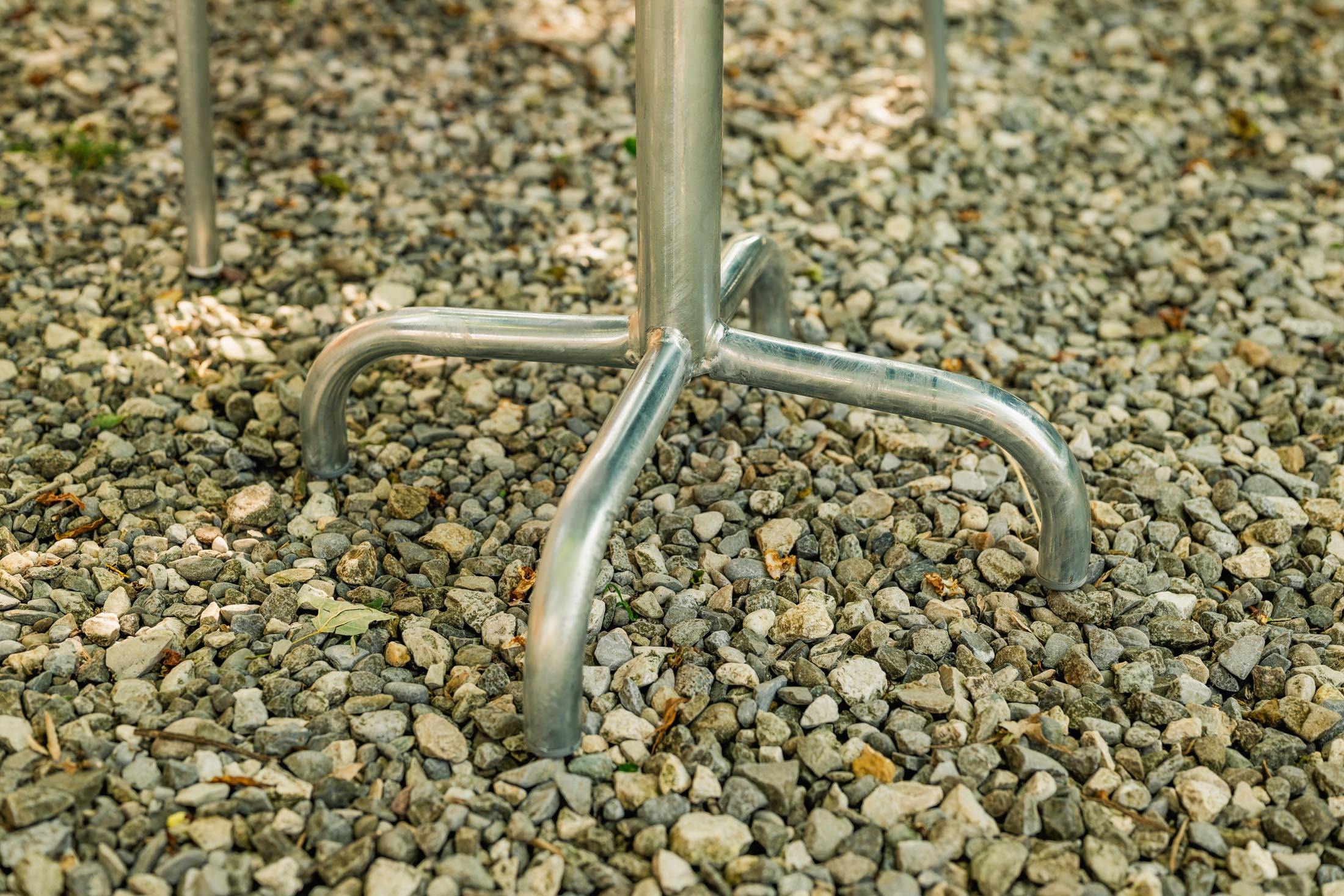 Säntis Metall-Beistelltisch Outdoor ø54 / 50 in Tannengrün präsentiert im Onlineshop von KAQTU Design AG. Beistelltisch Outdoor ist von Schaffner