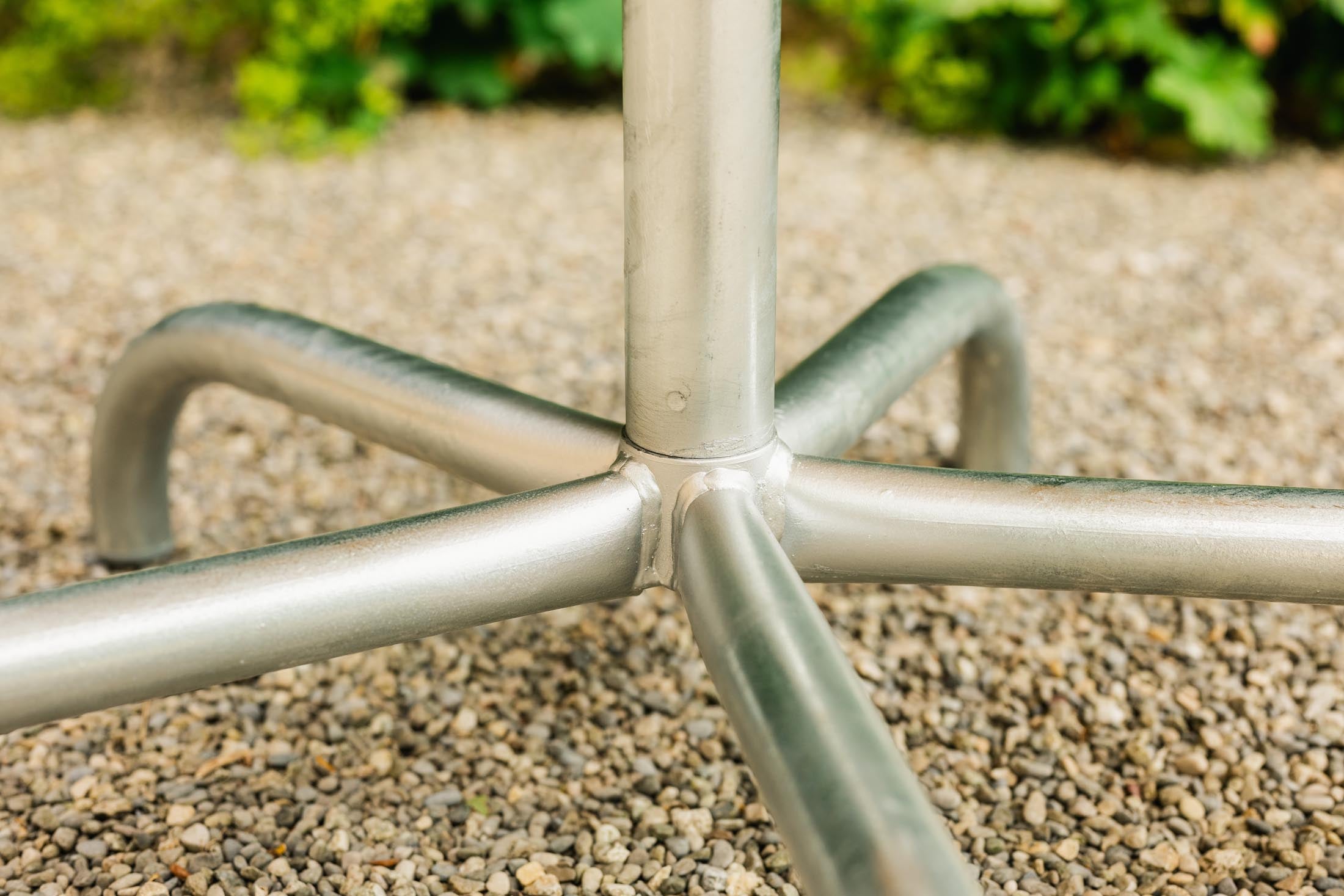 Robuster, klappbarer Säntis Metall-Gartentisch ø80 cm aus wetterfestem, rostfreiem Stahl – platzsparend, langlebig und Schweizer Qualität für Garten, Balkon oder Terrasse.