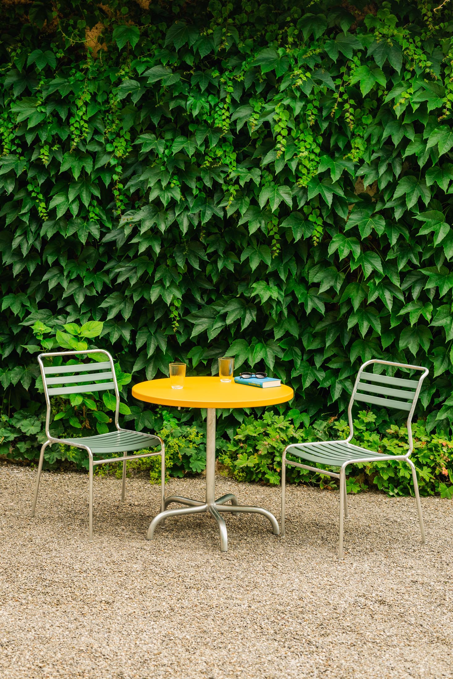 Hochwertiger, wetterfester Säntis Metall-Gartentisch ø80 cm, klappbar, platzsparend, robustes Design, Swiss Made, ideal für Garten, Balkon oder Terrasse.