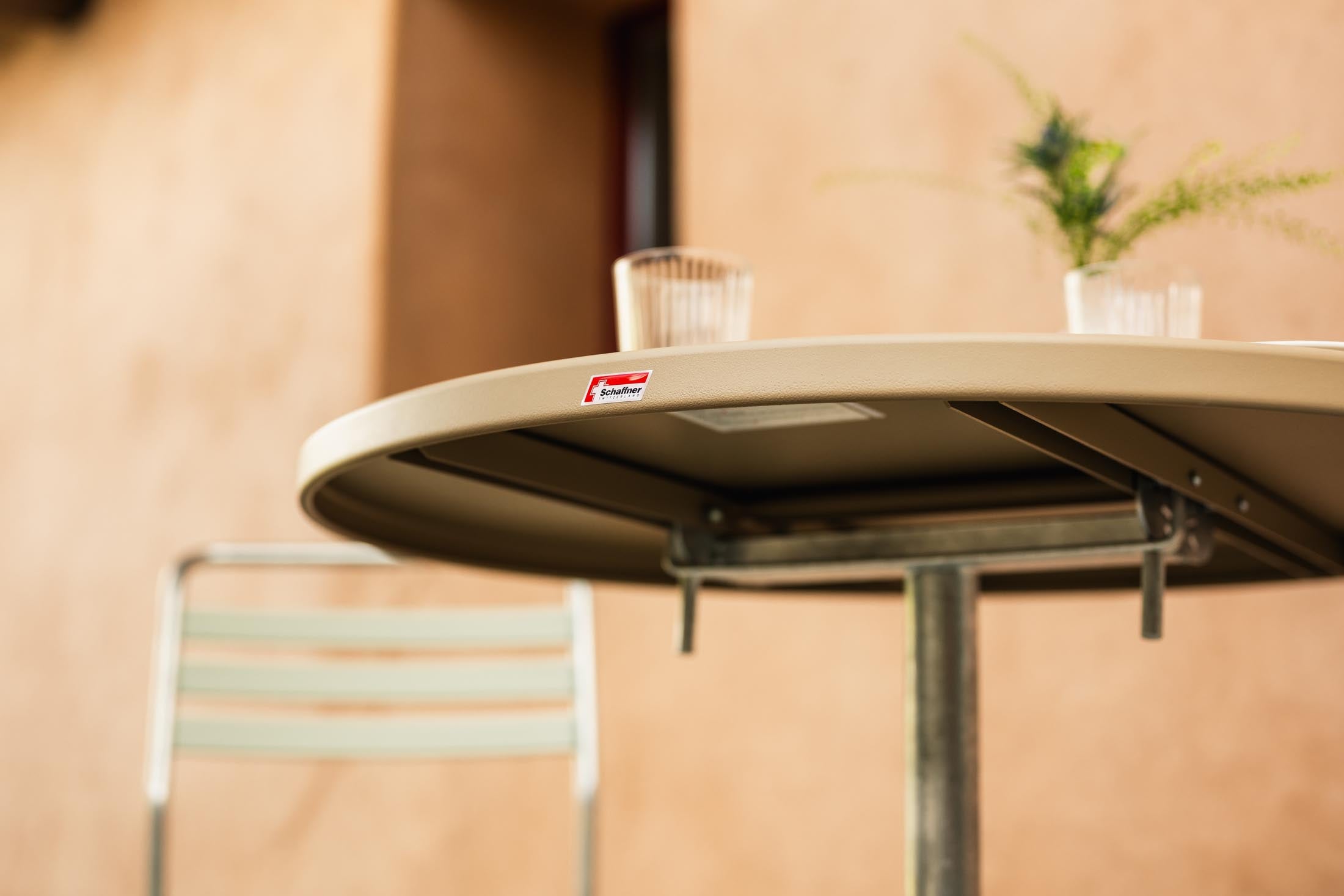 Säntis Metall-Stehtisch Outdoor ø80 / 110 klappbar in Pastellbraun präsentiert im Onlineshop von KAQTU Design AG. Hochtisch Outdoor ist von Schaffner