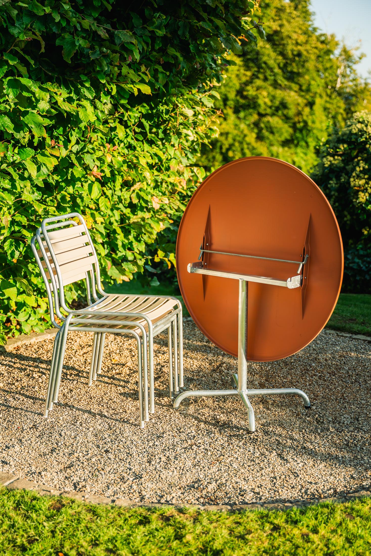 Davos Glasfaser-Gartentisch ø100 klappbar in Ahornrot präsentiert im Onlineshop von KAQTU Design AG. Gartentisch ist von Schaffner
