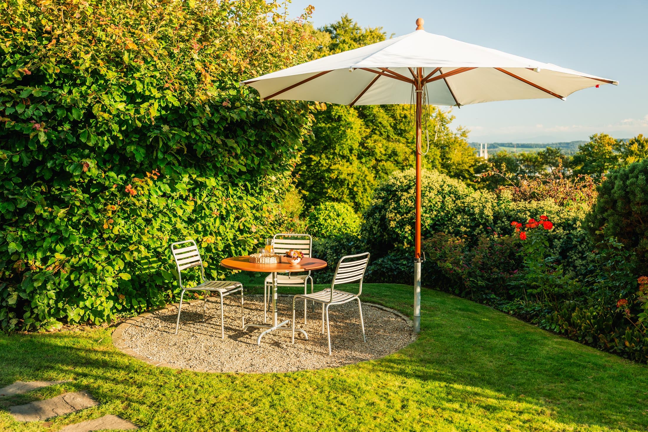 Moderner, wetterfester Davos Glasfaser-Gartentisch ø100, klappbar, langlebig, Schweizer Qualität, elegantes Design, ideal für Garten & Terrasse.