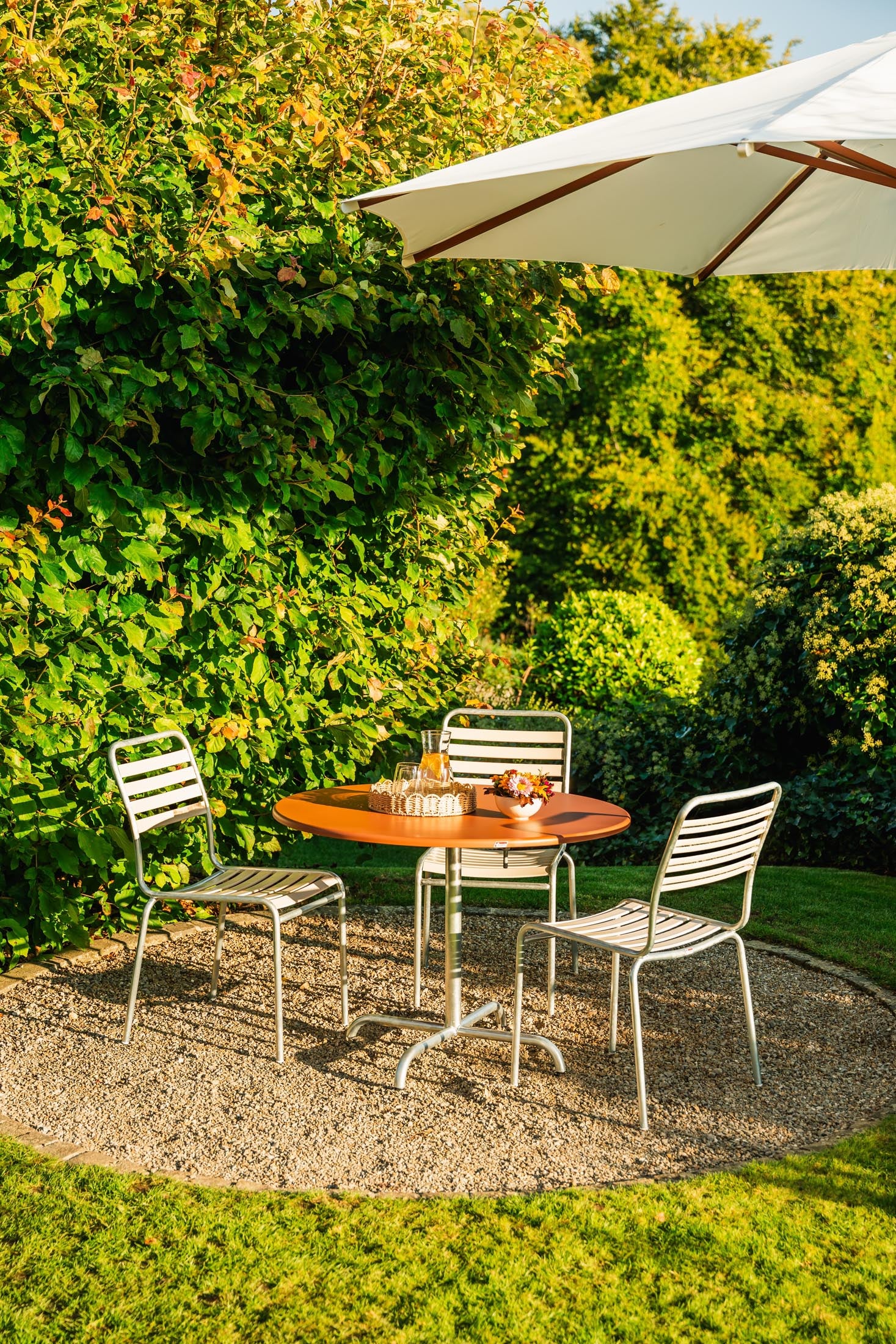 Davos Glasfaser-Gartentisch ø100 klappbar in Ahornrot präsentiert im Onlineshop von KAQTU Design AG. Gartentisch ist von Schaffner