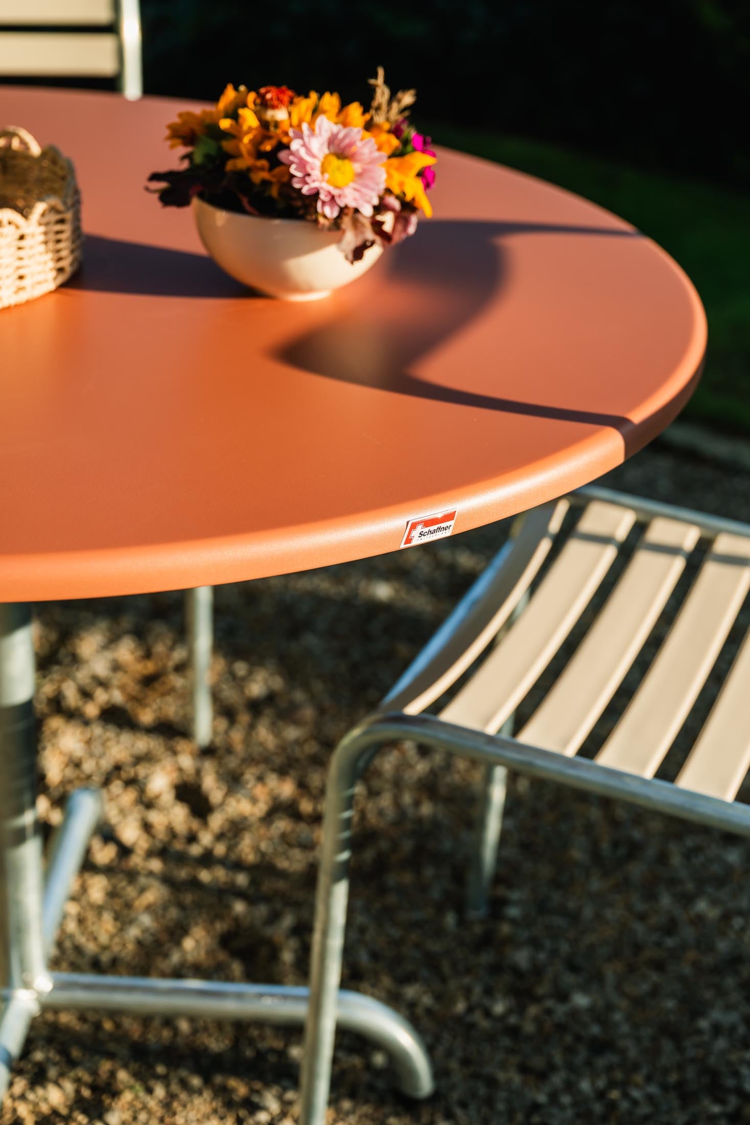 Davos Glasfaser-Gartentisch ø100 klappbar in Ahornrot präsentiert im Onlineshop von KAQTU Design AG. Gartentisch ist von Schaffner
