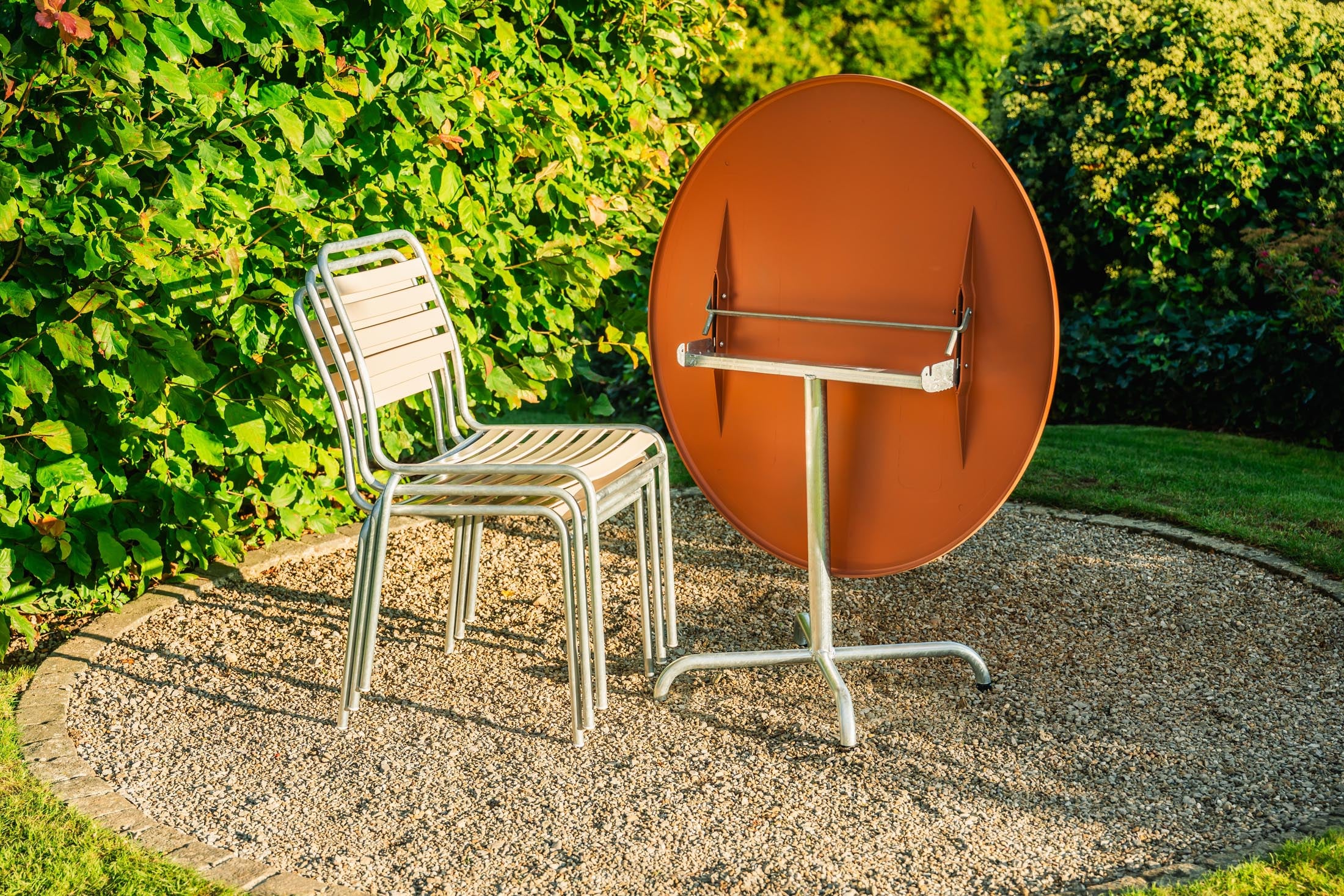 Davos Glasfaser-Gartentisch ø100 klappbar in Ahornrot präsentiert im Onlineshop von KAQTU Design AG. Gartentisch ist von Schaffner