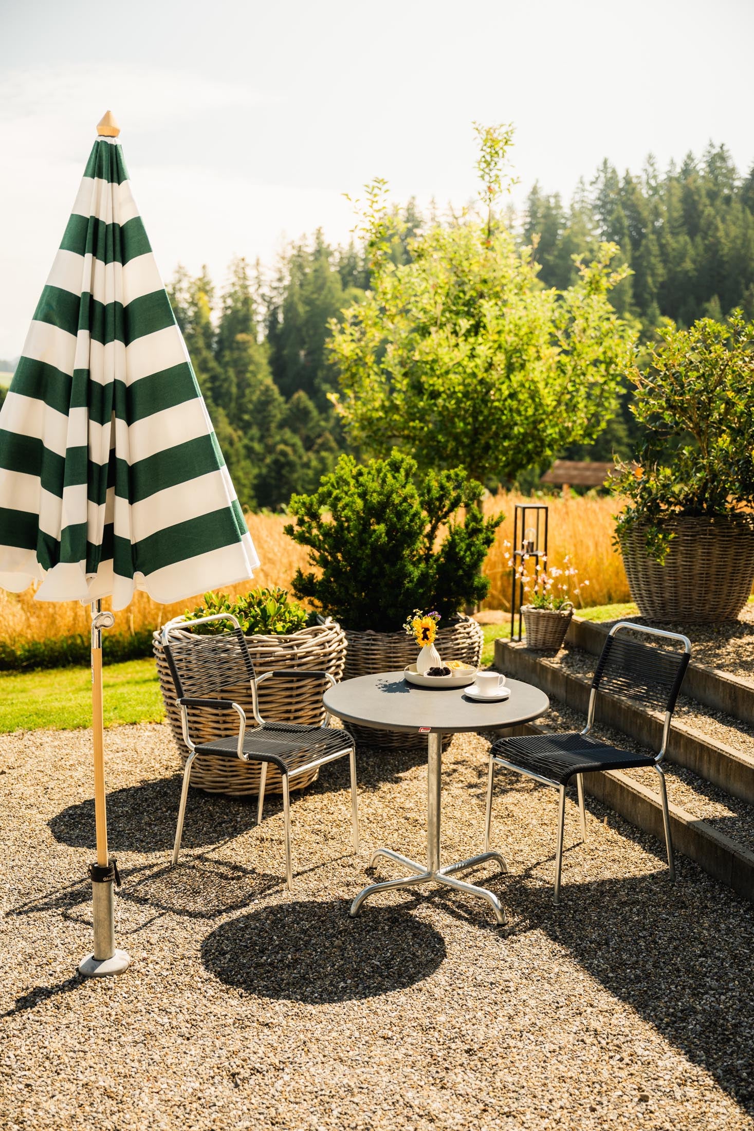 Moderner, wetterfester Davos Glasfaser-Gartentisch ø75, klappbar, langlebig, UV-beständig, pflegeleicht, Schweizer Qualität, ideal für Terrasse & Garten.