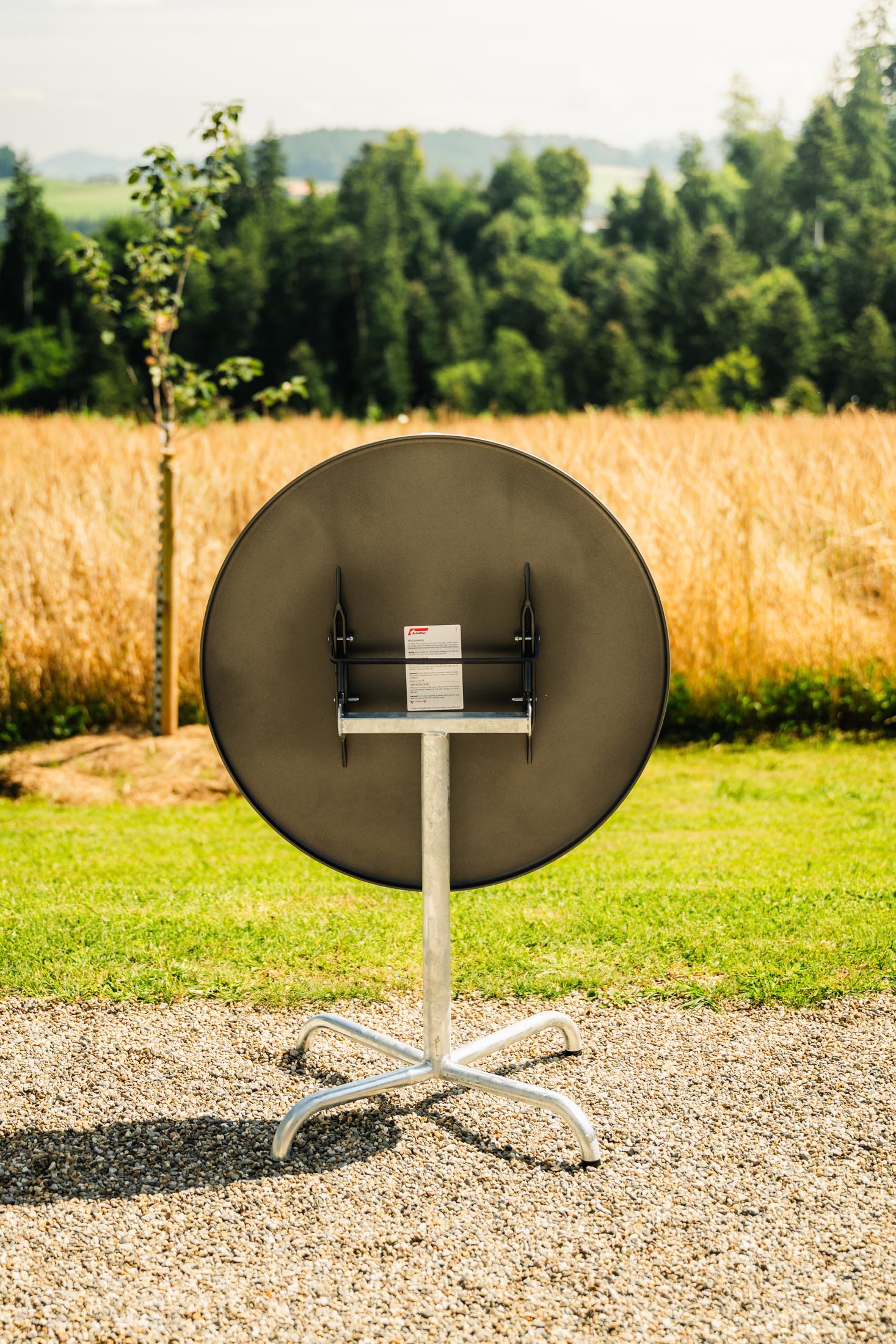 Eleganter klappbarer Gartentisch aus Glasfaser mit einem Durchmesser von 75 cm, perfekt für stilvolle Außenbereiche und vielseitige Nutzung.