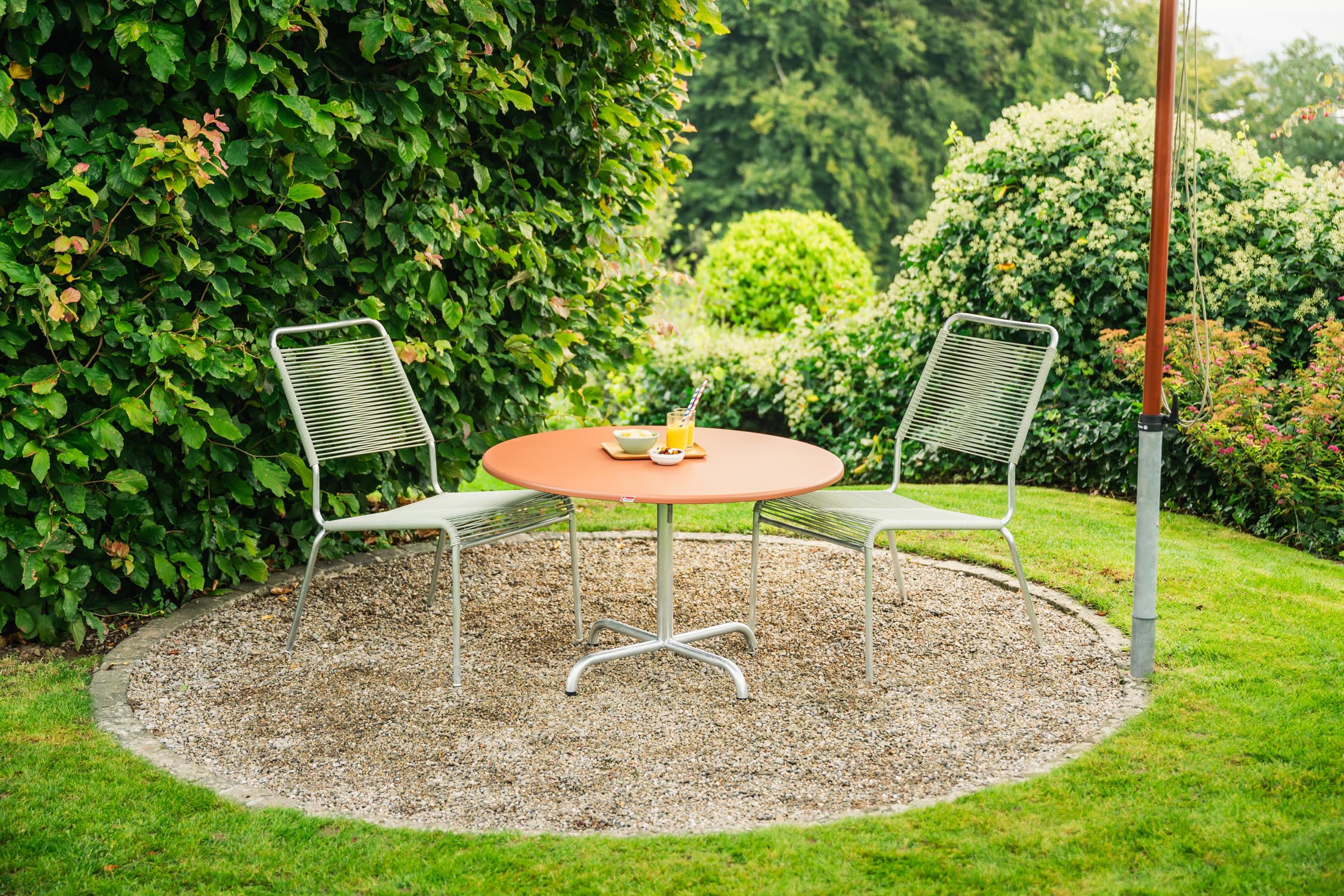 Davos Glasfaser-Salontisch ø100 / 62 klappbar in Pastellterracotta präsentiert im Onlineshop von KAQTU Design AG. Beistelltisch Outdoor ist von Schaffner