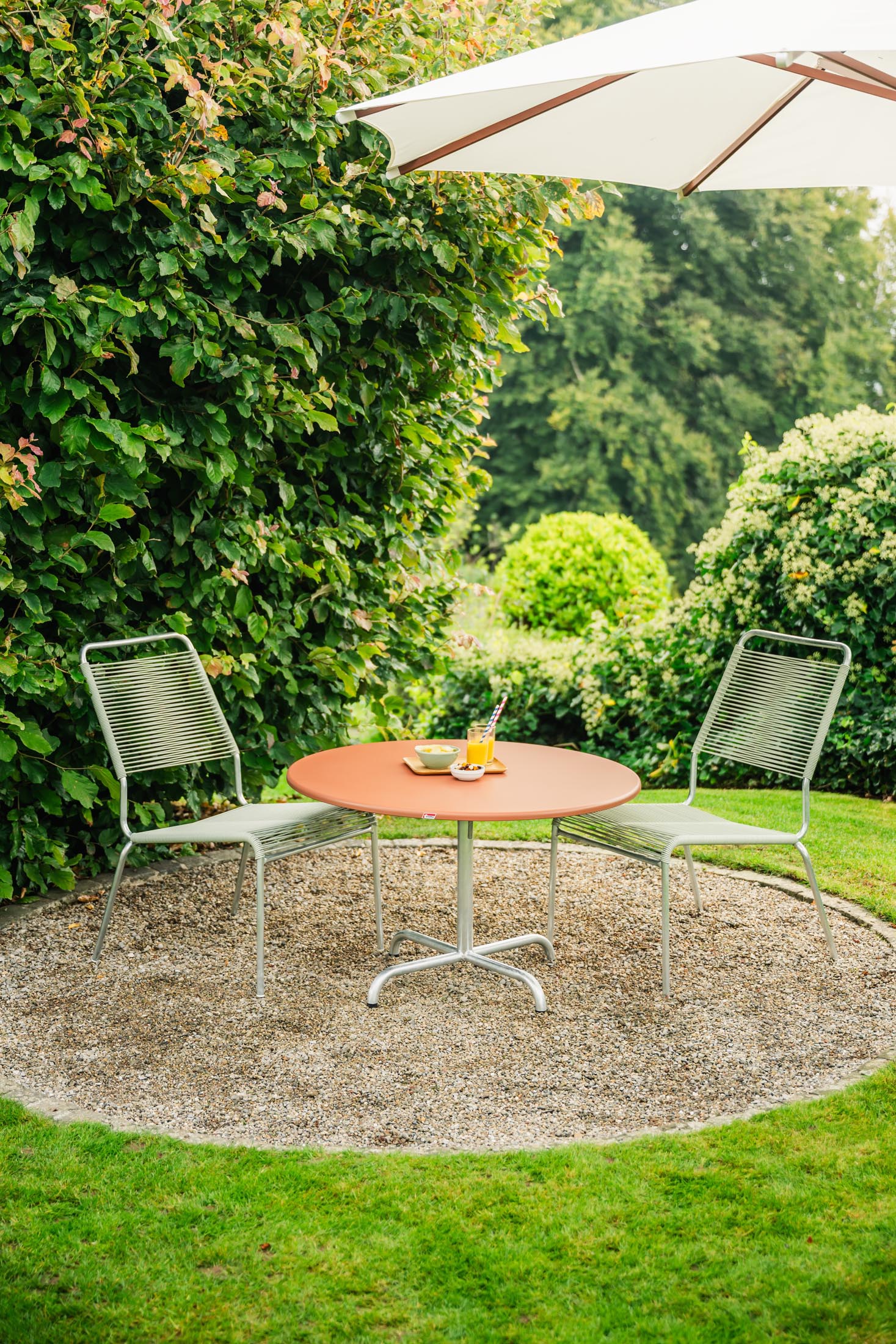 Hochwertiger Davos Glasfaser-Salontisch ø100/62 cm, klappbar, wetterfest, hitzebeständig, langlebig, pflegeleicht – perfekt für Garten, Terrasse und Outdoor-Bereiche.