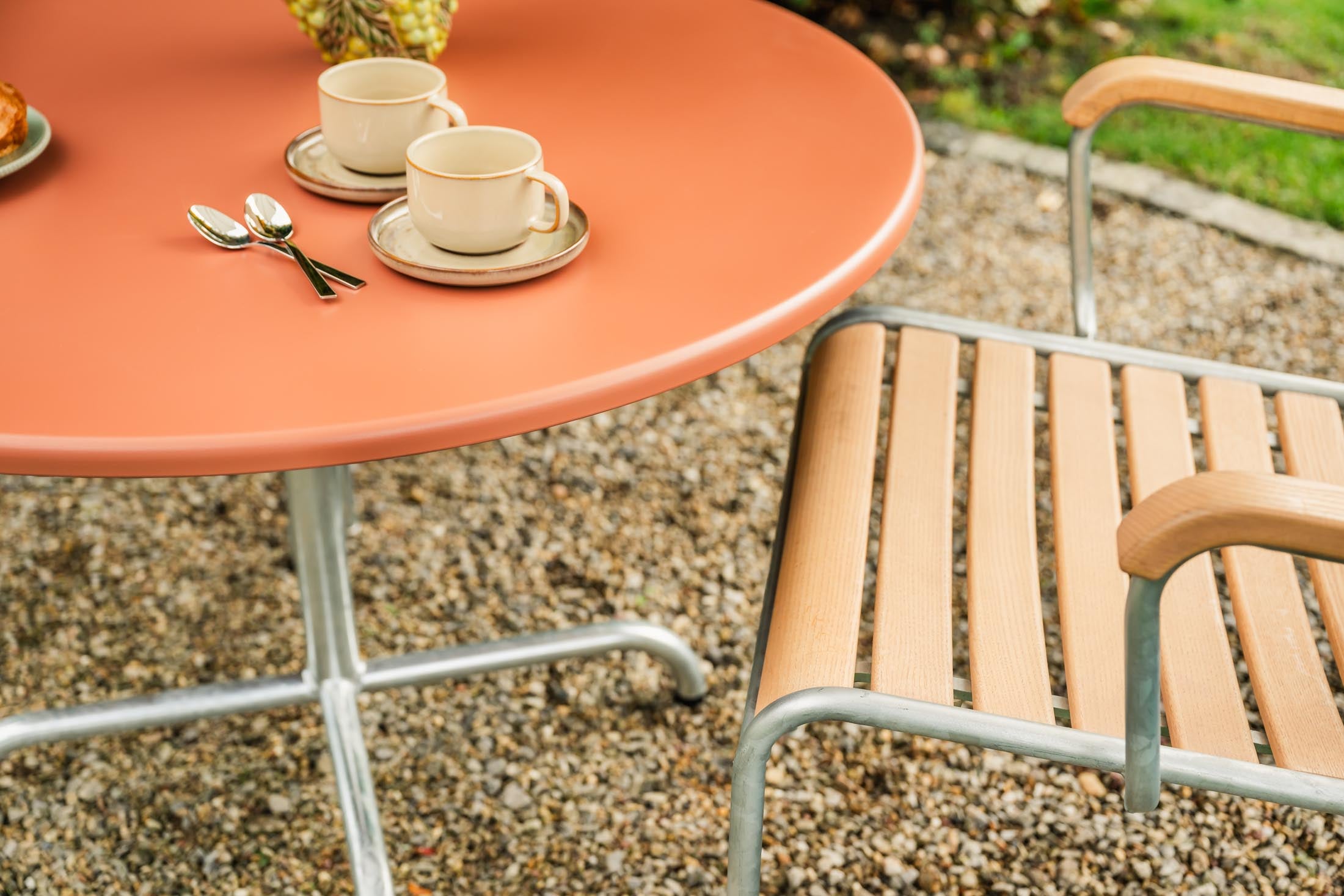 Hochwertiger Davos Glasfaser-Salontisch ø100/62 cm, wetterfest, klappbar, hitzebeständig, langlebig und pflegeleicht – perfekt für Garten, Terrasse und Outdoor-Bereiche.