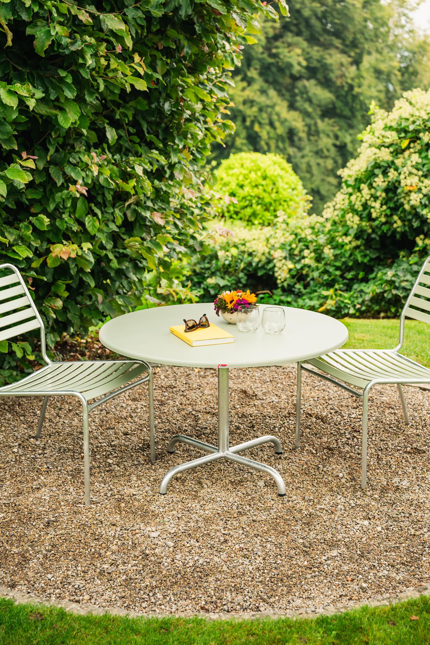 Hochwertiger Davos Glasfaser-Salontisch ø100/62 cm, wetterfest, klappbar, langlebig, pflegeleicht, Schweizer Qualität – perfekt für Terrasse und Garten.