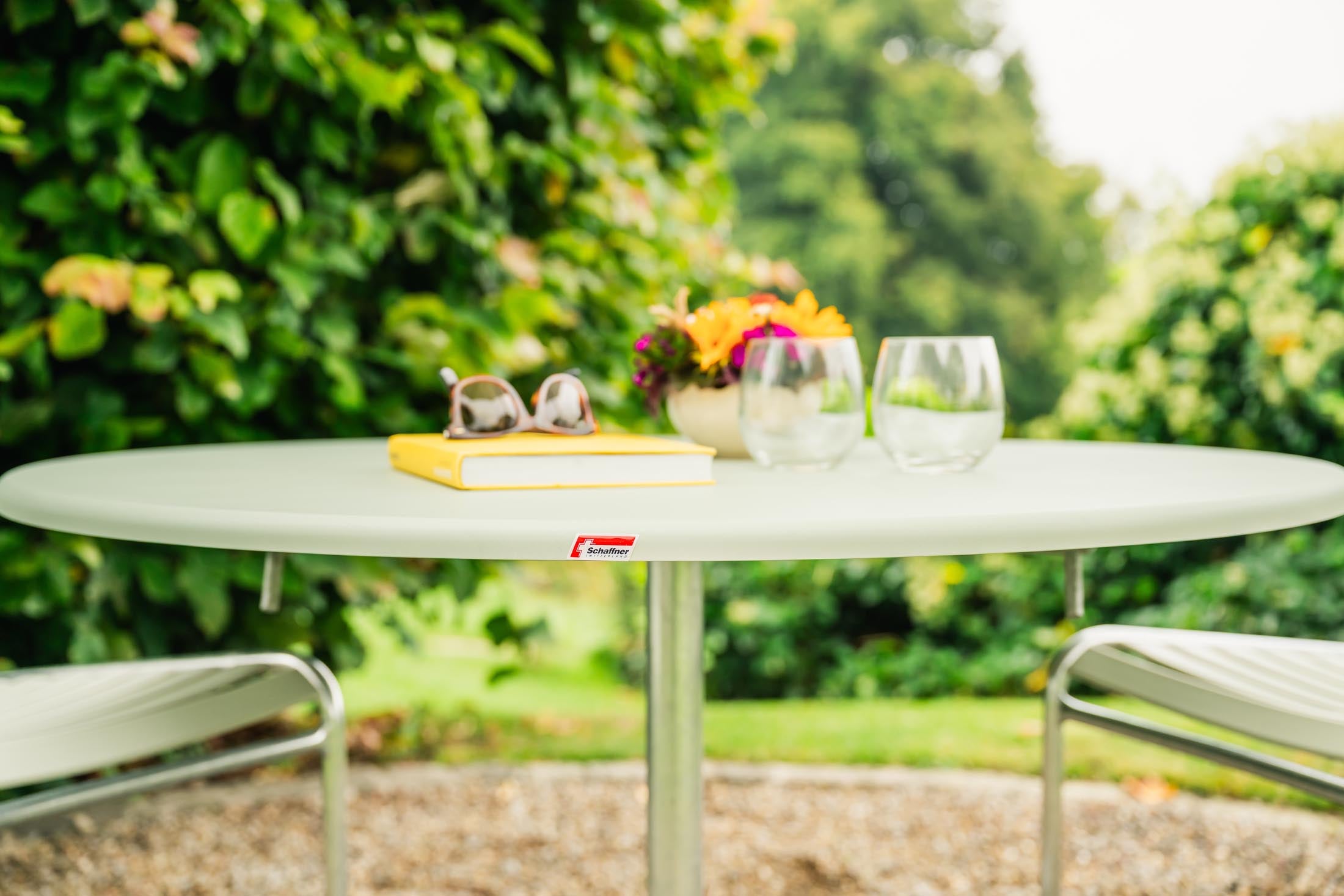 Hochwertiger Davos Glasfaser-Salontisch ø100/62 cm, klappbar, wetterfest, robust, pflegeleicht und nachhaltig – perfekt für Garten, Terrasse und Outdoor-Bereiche.