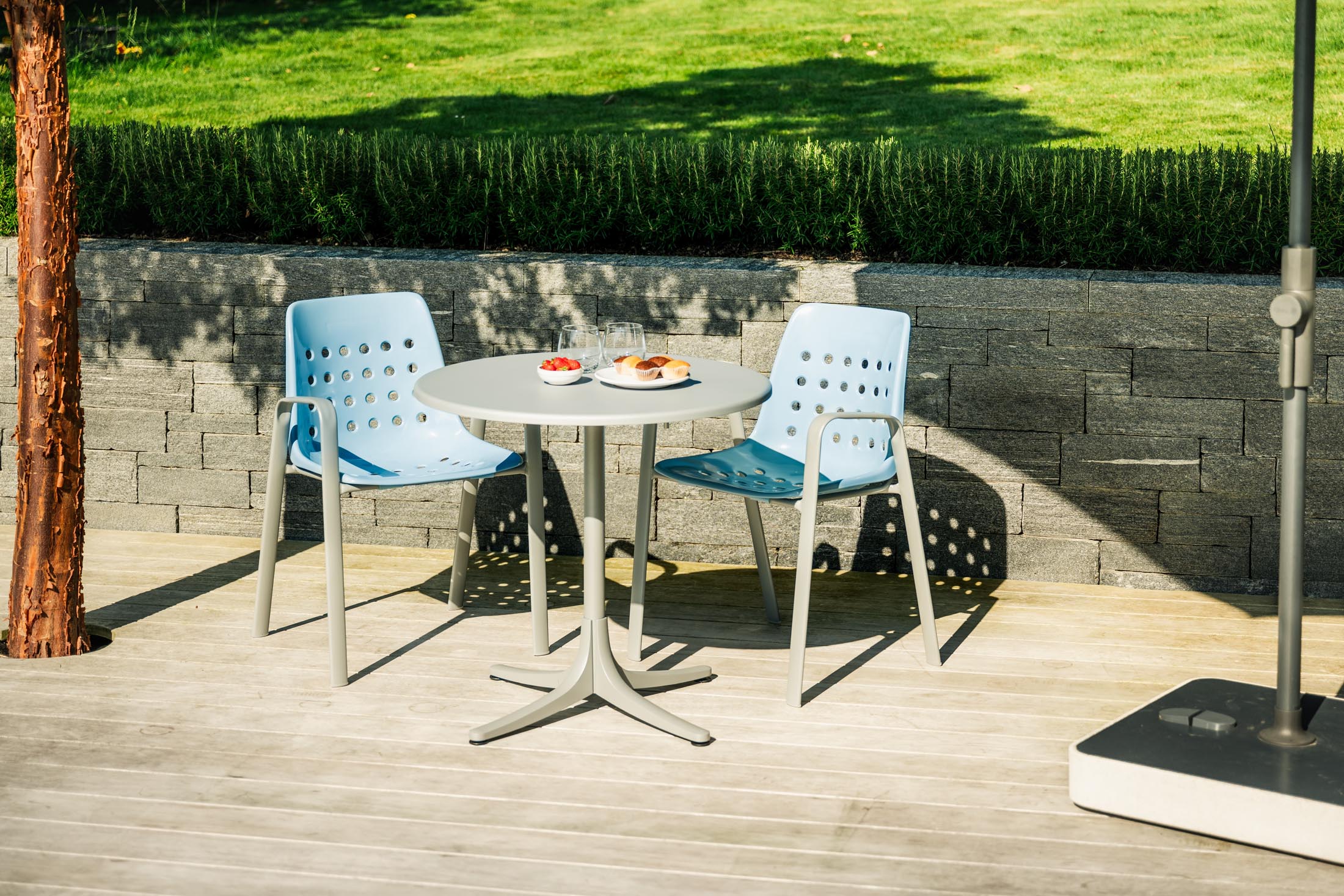 Schaffhausen Glasfaser-Gartentisch ø75 klappbar in Alusilber präsentiert im Onlineshop von KAQTU Design AG. Gartentisch ist von Schaffner