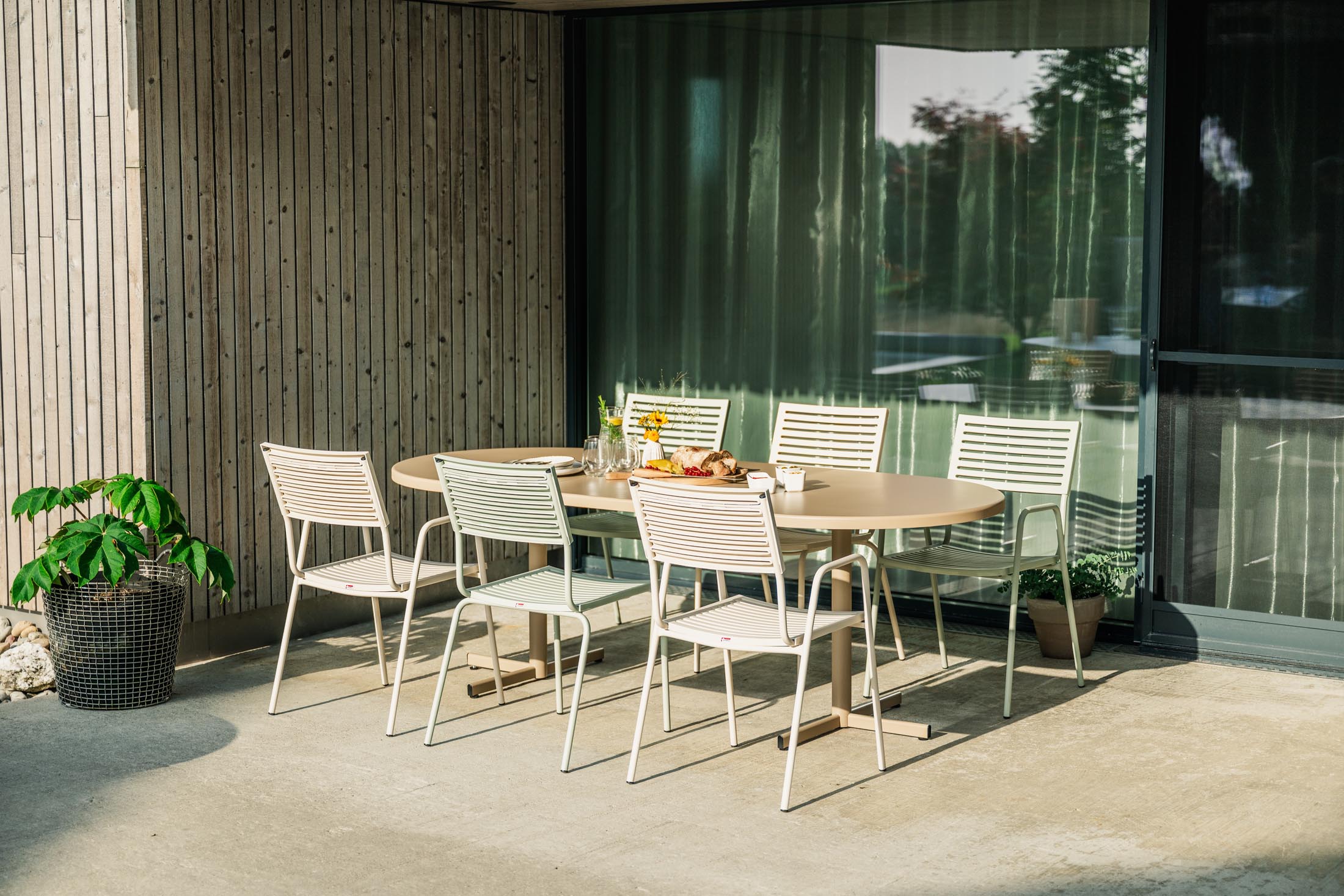 Eleganter Glasfaser-Gartentisch von Schaffner, 160/218x95 cm, klappbar & ausziehbar, wetterfest, robust, Schweizer Qualität – ideal für Garten & Balkon.