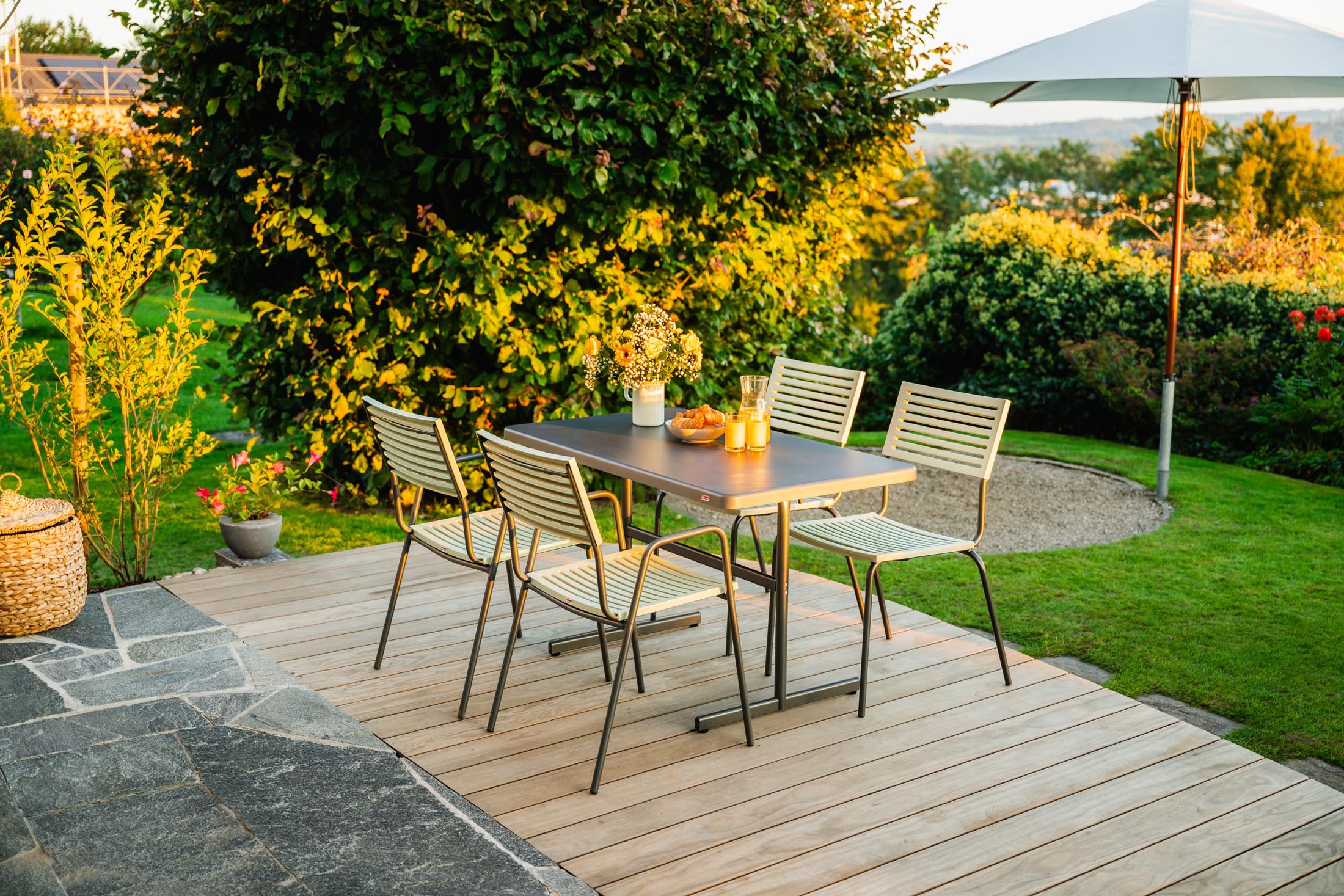 Eleganter, wetterfester Glasfaser-Gartentisch 120x70 cm, klappbar, UV-beständig, robust, platzsparend, Schweizer Qualität, ideal für Garten & Terrasse.