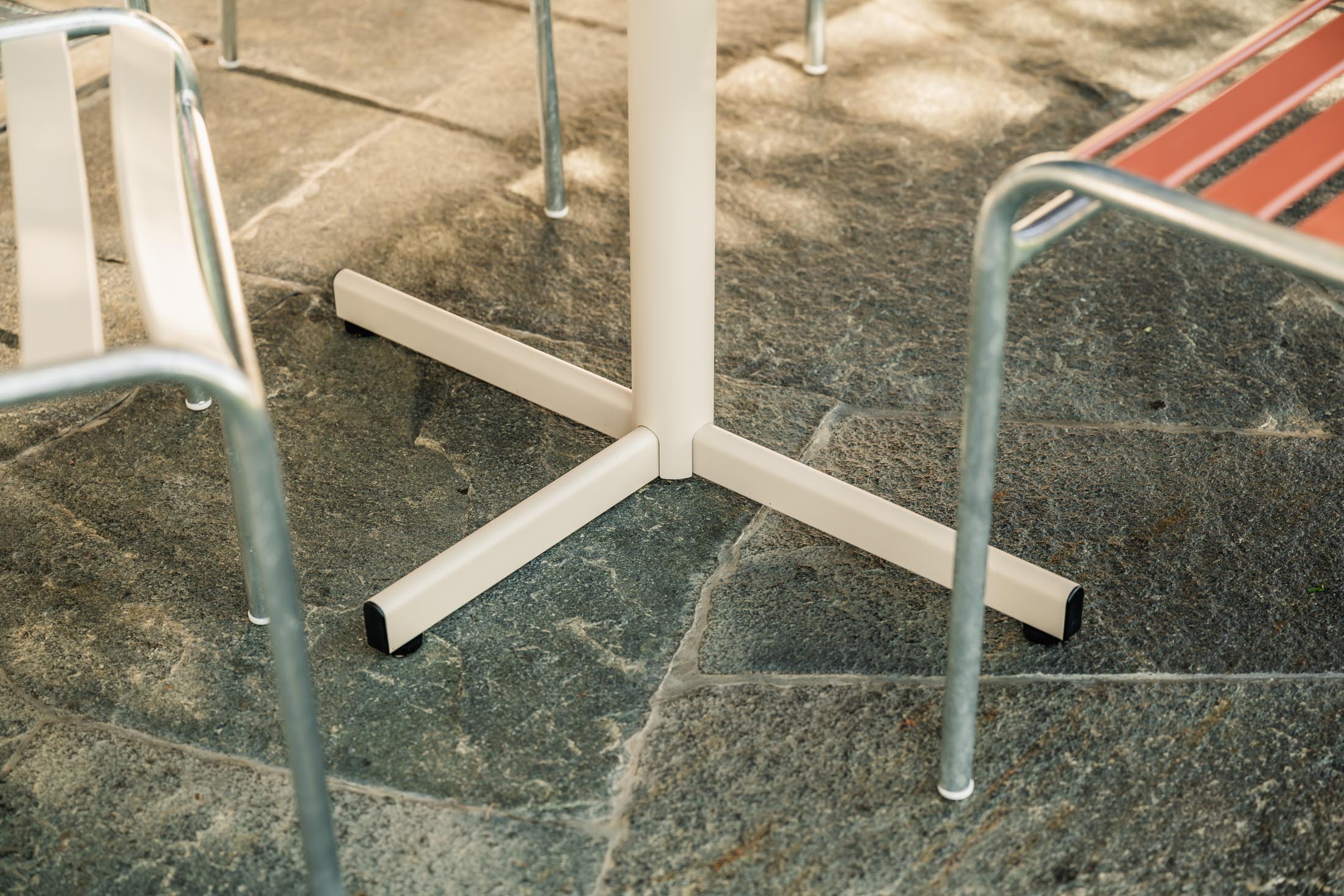 Bildbeschreibung: Eleganter, klappbarer Bodensee Glasfaser-Gartentisch 140x80 cm aus wetterfestem Material, ideal für Garten, Balkon oder Terrasse, langlebig und pflegeleicht.