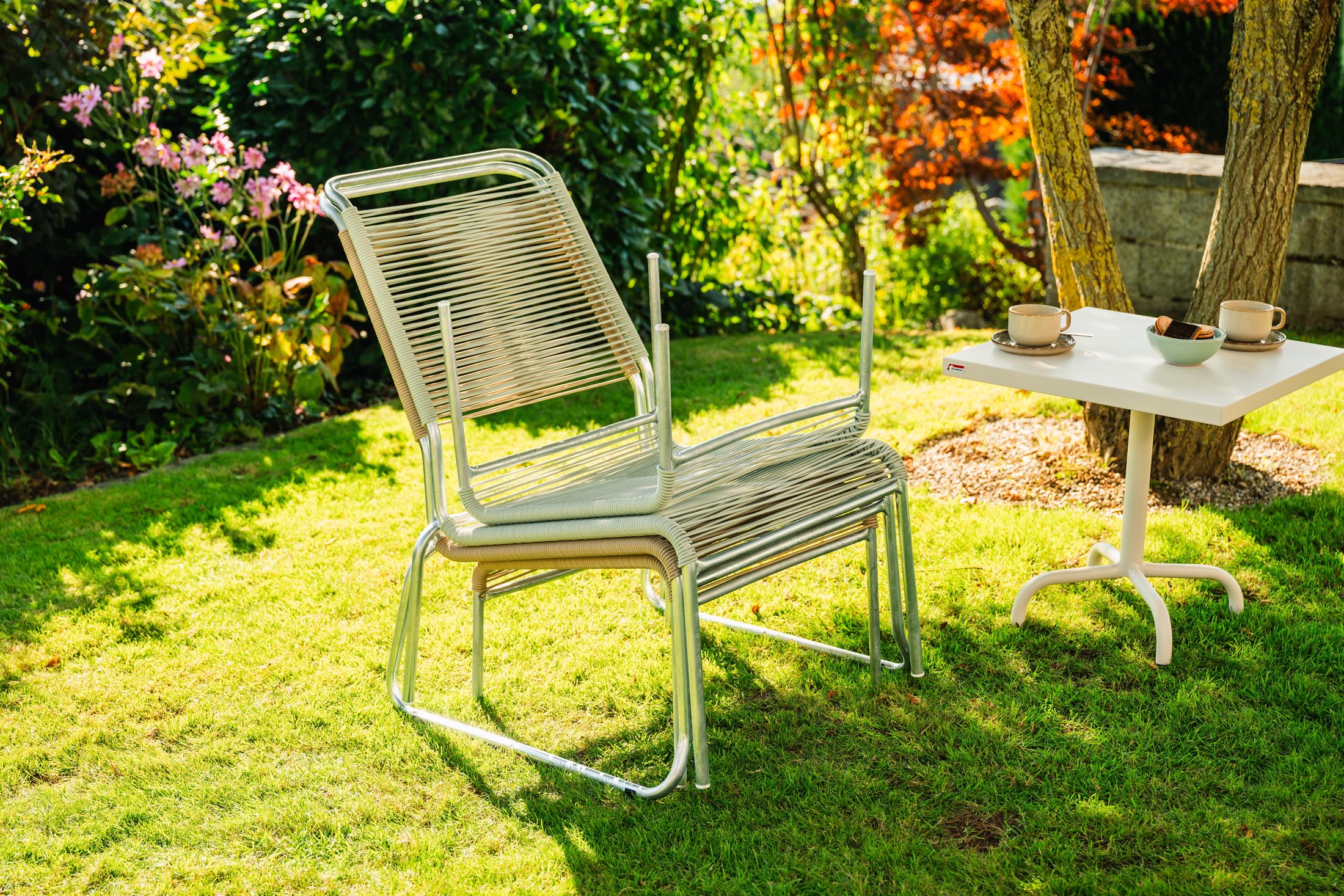 Säntis Metall-Beistelltisch Outdoor 50x50 / 50 in Pastellsand präsentiert im Onlineshop von KAQTU Design AG. Beistelltisch Outdoor ist von Schaffner