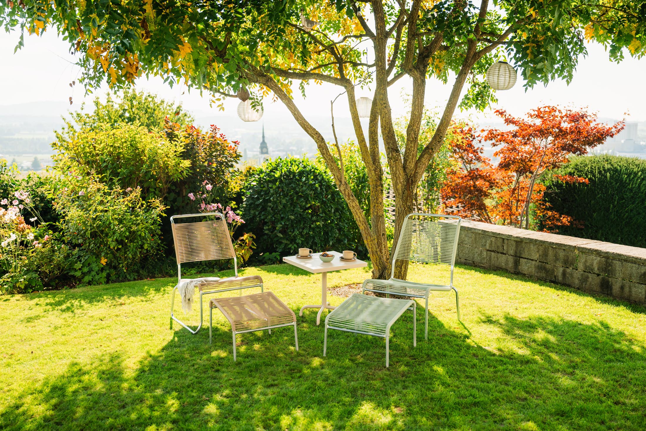 Säntis Metall-Beistelltisch Outdoor 50x50 / 50 in Pastellsand präsentiert im Onlineshop von KAQTU Design AG. Beistelltisch Outdoor ist von Schaffner