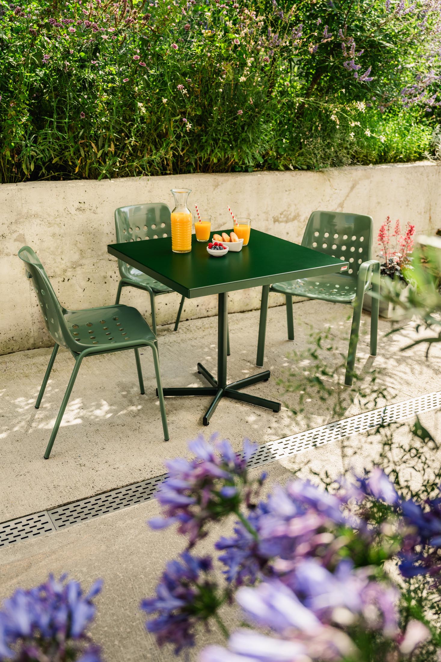 Hochwertiger, klappbarer Bodensee Glasfaser-Gartentisch 80x80 cm – wetterfest, hitzebeständig, langlebig, Schweizer Qualität, ideal für Garten und Balkon.