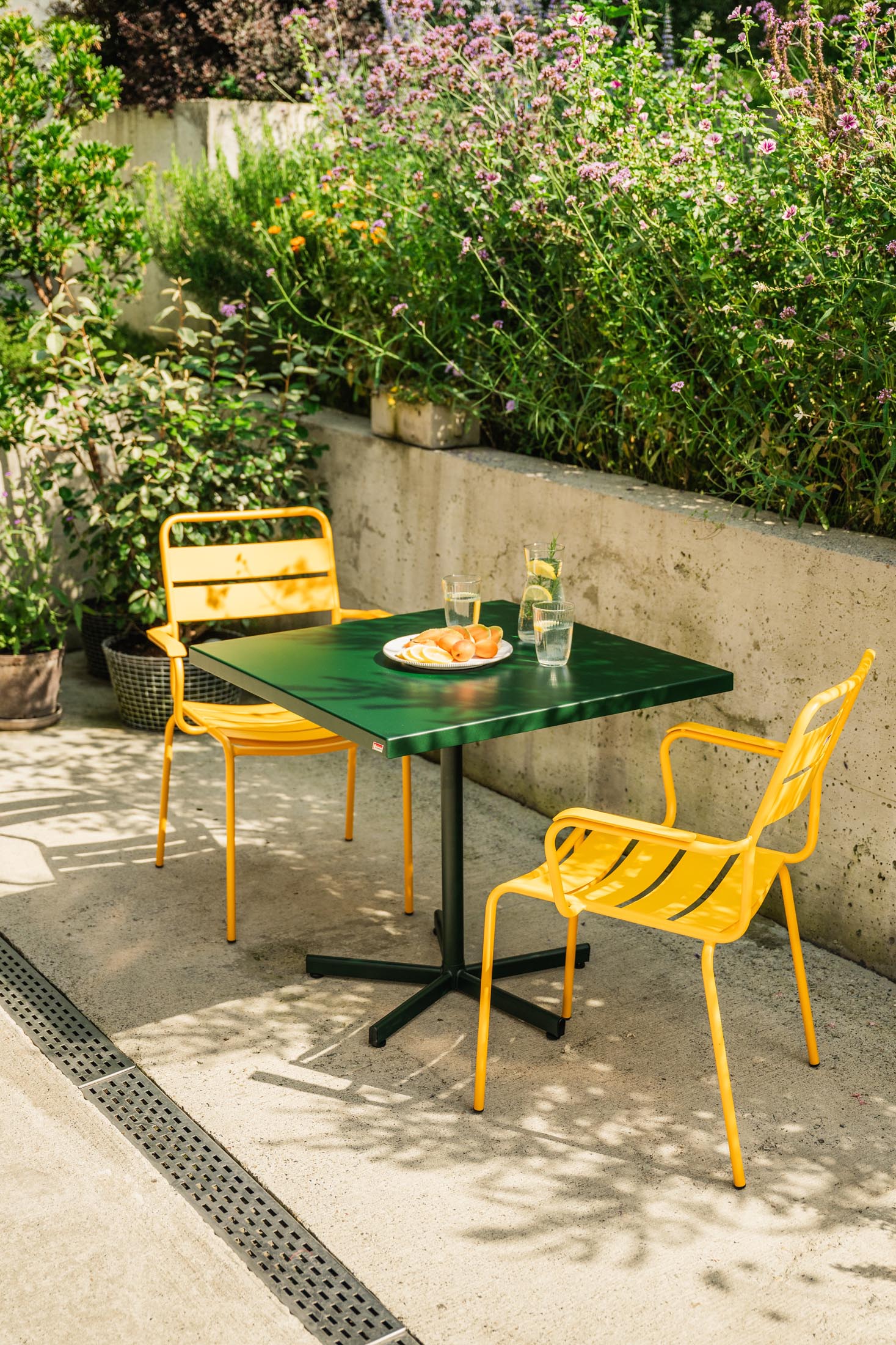 Entdecken Sie den eleganten, klappbaren Bodensee Glasfaser-Gartentisch 80x80 cm von Schaffner – robust, pflegeleicht, wetterfest und perfekt für Ihren Außenbereich.